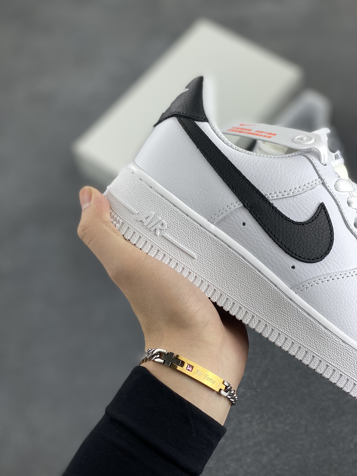 图片[6]-福利特价 Nike Air Force 1 Low 小权志龙白黑 空军一号低帮运动休闲板鞋 原楦头原纸板 打造纯正空军版型 专注外贸渠道 全掌内置蜂窝气垫 原盒配件 原厂中底钢印、拉帮完美 货号：CT2302-100 尺码：36 36.5 37.5 38 38.5 39 40 40.5 41 42 42.5 43 44 44.5 45-选品中心