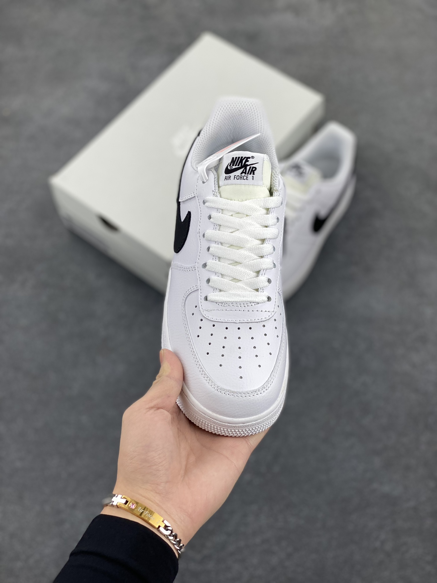 图片[2]-福利特价 Nike Air Force 1 Low 小权志龙白黑 空军一号低帮运动休闲板鞋 原楦头原纸板 打造纯正空军版型 专注外贸渠道 全掌内置蜂窝气垫 原盒配件 原厂中底钢印、拉帮完美 货号：CT2302-100 尺码：36 36.5 37.5 38 38.5 39 40 40.5 41 42 42.5 43 44 44.5 45-选品中心