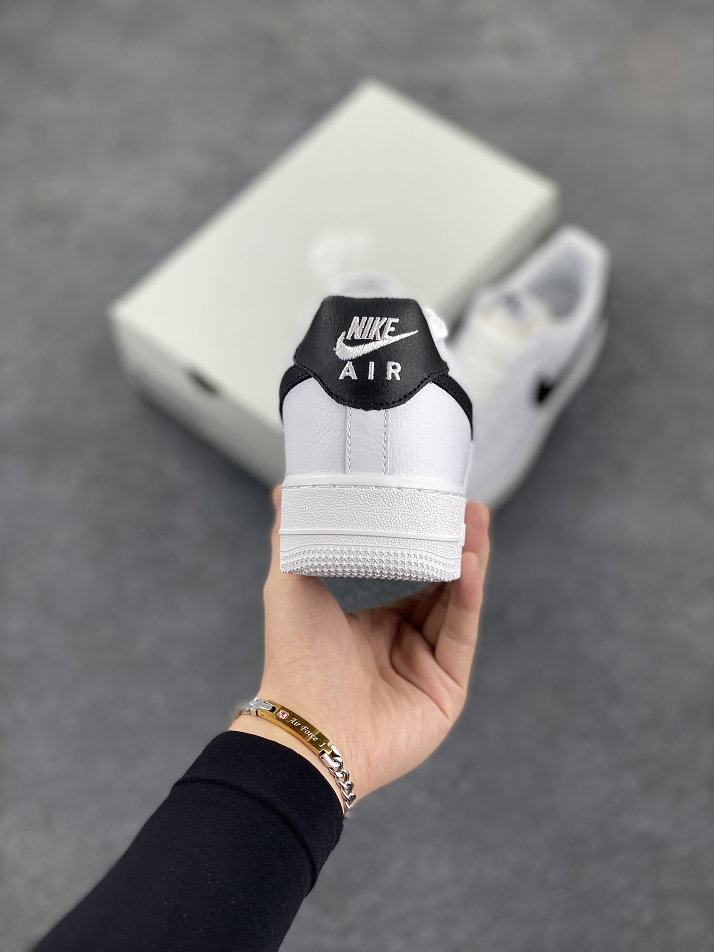 图片[4]-福利特价 Nike Air Force 1 Low 小权志龙白黑 空军一号低帮运动休闲板鞋 原楦头原纸板 打造纯正空军版型 专注外贸渠道 全掌内置蜂窝气垫 原盒配件 原厂中底钢印、拉帮完美 货号：CT2302-100 尺码：36 36.5 37.5 38 38.5 39 40 40.5 41 42 42.5 43 44 44.5 45-选品中心