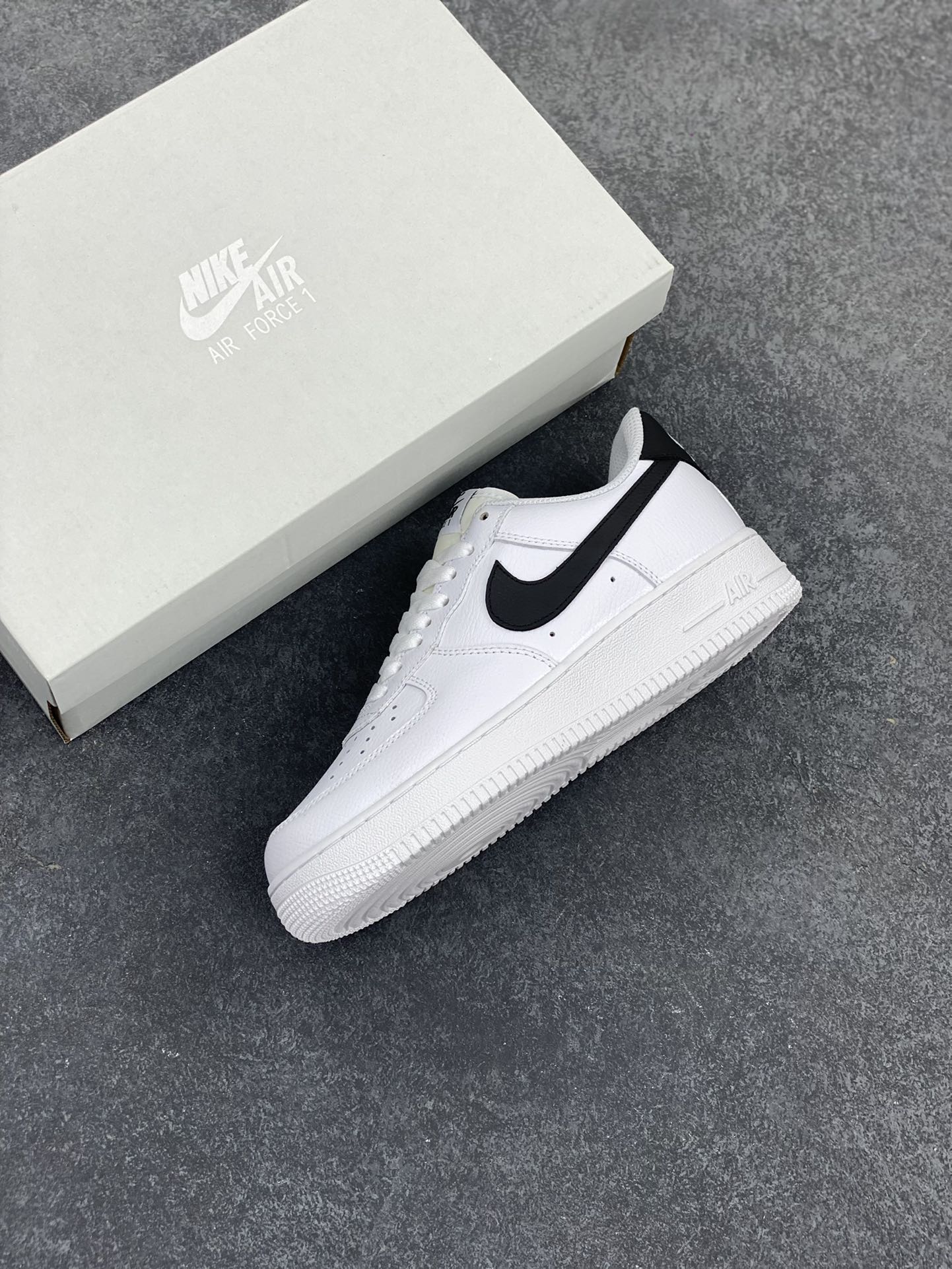 图片[7]-福利特价 Nike Air Force 1 Low 小权志龙白黑 空军一号低帮运动休闲板鞋 原楦头原纸板 打造纯正空军版型 专注外贸渠道 全掌内置蜂窝气垫 原盒配件 原厂中底钢印、拉帮完美 货号：CT2302-100 尺码：36 36.5 37.5 38 38.5 39 40 40.5 41 42 42.5 43 44 44.5 45-选品中心