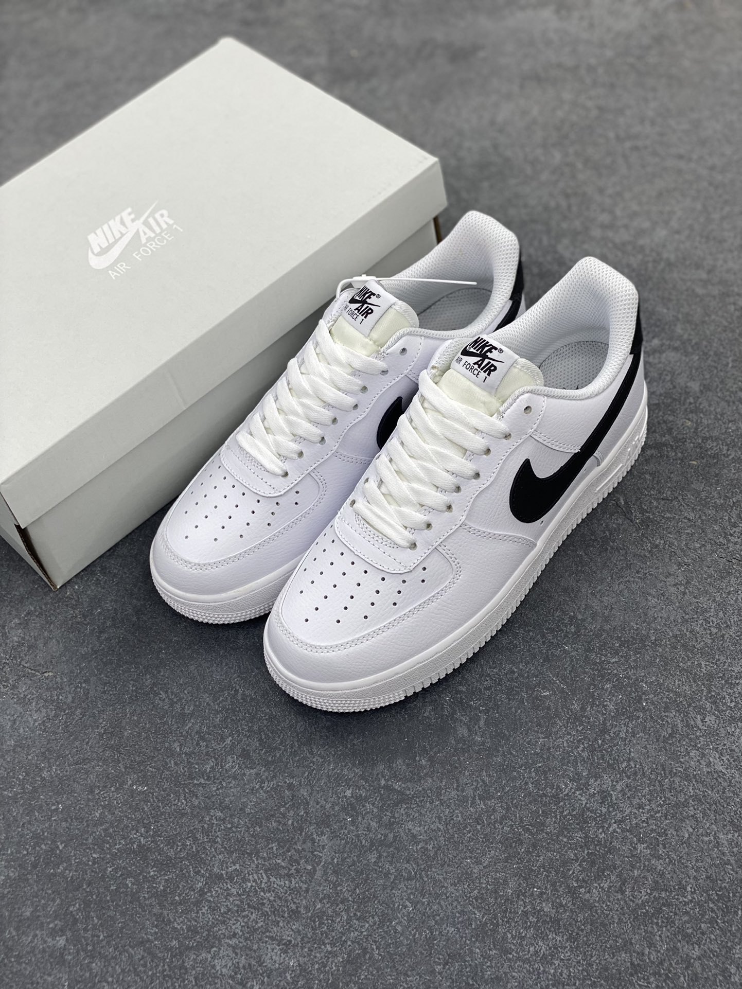 图片[8]-福利特价 Nike Air Force 1 Low 小权志龙白黑 空军一号低帮运动休闲板鞋 原楦头原纸板 打造纯正空军版型 专注外贸渠道 全掌内置蜂窝气垫 原盒配件 原厂中底钢印、拉帮完美 货号：CT2302-100 尺码：36 36.5 37.5 38 38.5 39 40 40.5 41 42 42.5 43 44 44.5 45-选品中心