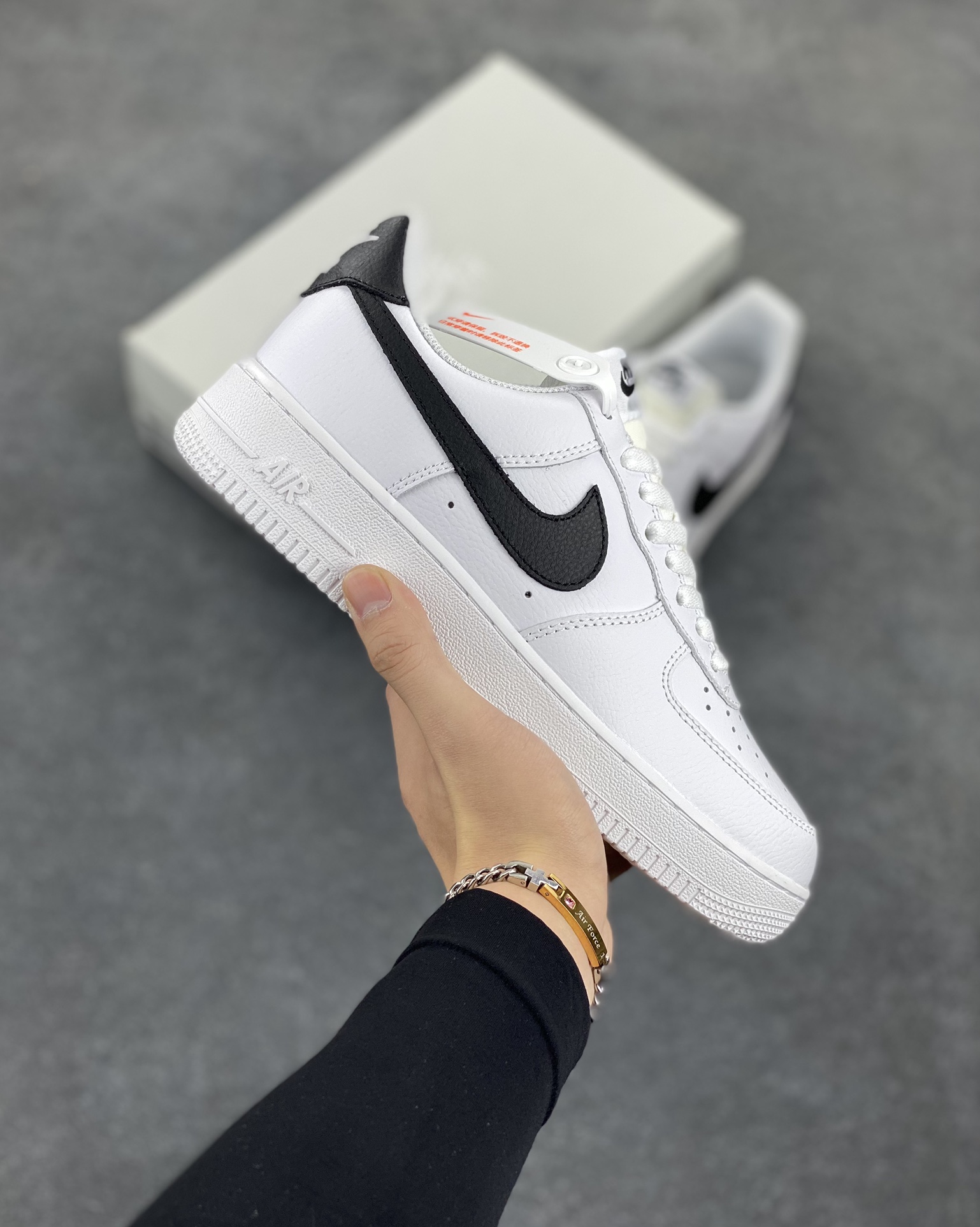 福利特价 Nike Air Force 1 Low 小权志龙白黑 空军一号低帮运动休闲板鞋 原楦头原纸板 打造纯正空军版型 专注外贸渠道 全掌内置蜂窝气垫 原盒配件 原厂中底钢印、拉帮完美 货号：CT2302-100 尺码：36 36.5 37.5 38 38.5 39 40 40.5 41 42 42.5 43 44 44.5 45-选品中心