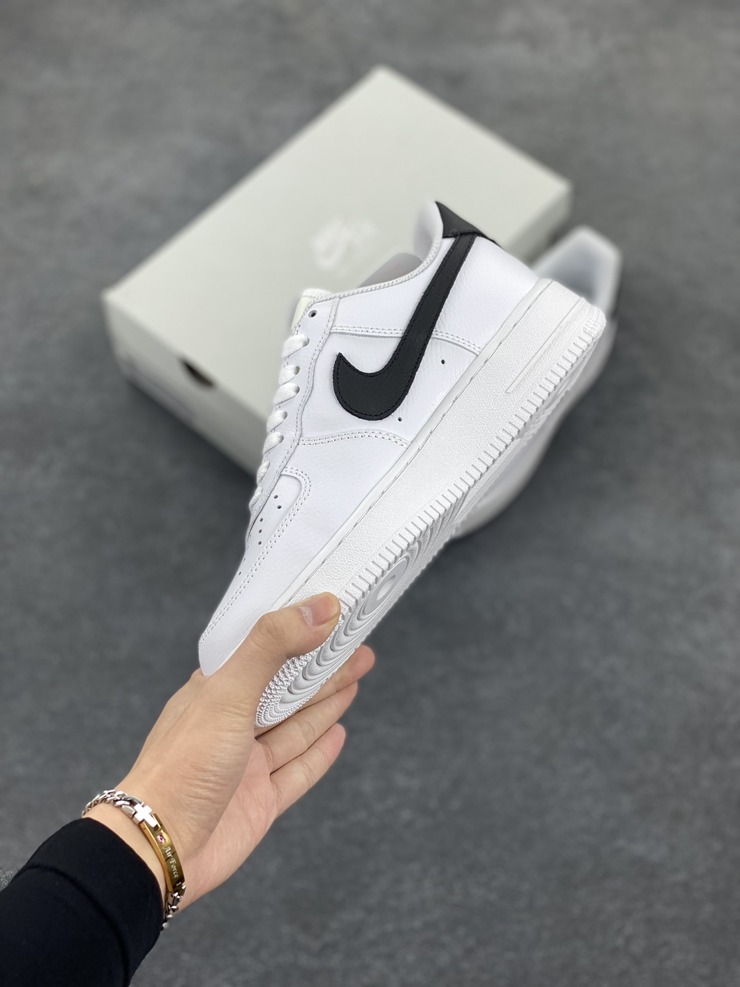 图片[3]-福利特价 Nike Air Force 1 Low 小权志龙白黑 空军一号低帮运动休闲板鞋 原楦头原纸板 打造纯正空军版型 专注外贸渠道 全掌内置蜂窝气垫 原盒配件 原厂中底钢印、拉帮完美 货号：CT2302-100 尺码：36 36.5 37.5 38 38.5 39 40 40.5 41 42 42.5 43 44 44.5 45-选品中心