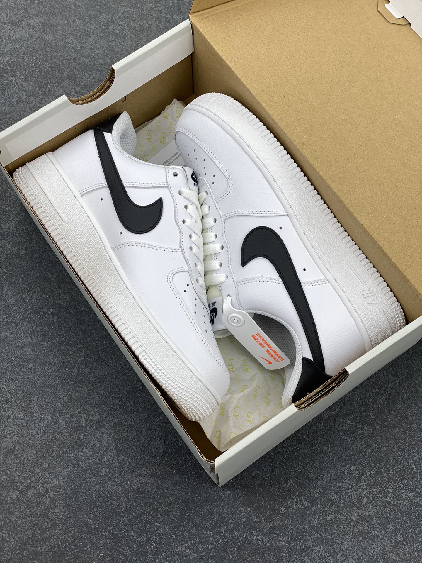 图片[9]-福利特价 Nike Air Force 1 Low 小权志龙白黑 空军一号低帮运动休闲板鞋 原楦头原纸板 打造纯正空军版型 专注外贸渠道 全掌内置蜂窝气垫 原盒配件 原厂中底钢印、拉帮完美 货号：CT2302-100 尺码：36 36.5 37.5 38 38.5 39 40 40.5 41 42 42.5 43 44 44.5 45-选品中心