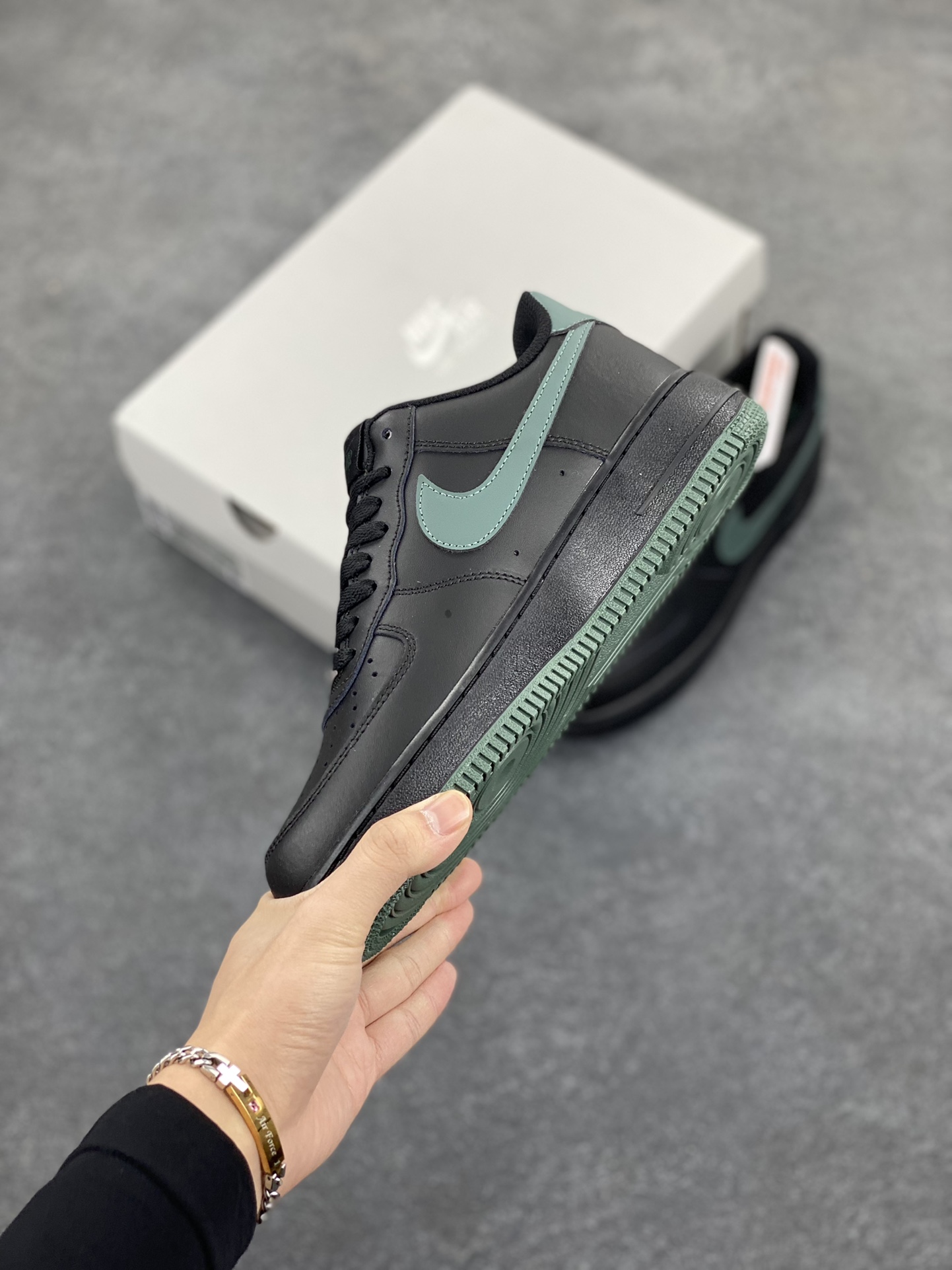 图片[3]-NK Air Force 1 空军一号 黑绿 原楦头原纸板 打造纯正空军版型#专注外贸渠道 全掌内置蜂窝气垫 #原盒配件 原厂中底钢印、拉帮完美 货号：FJ4146-001 尺码：36 36.5 37.5 38 38.5 39 40 40.5 41 42 42.5 43 44 44.5 45-选品中心