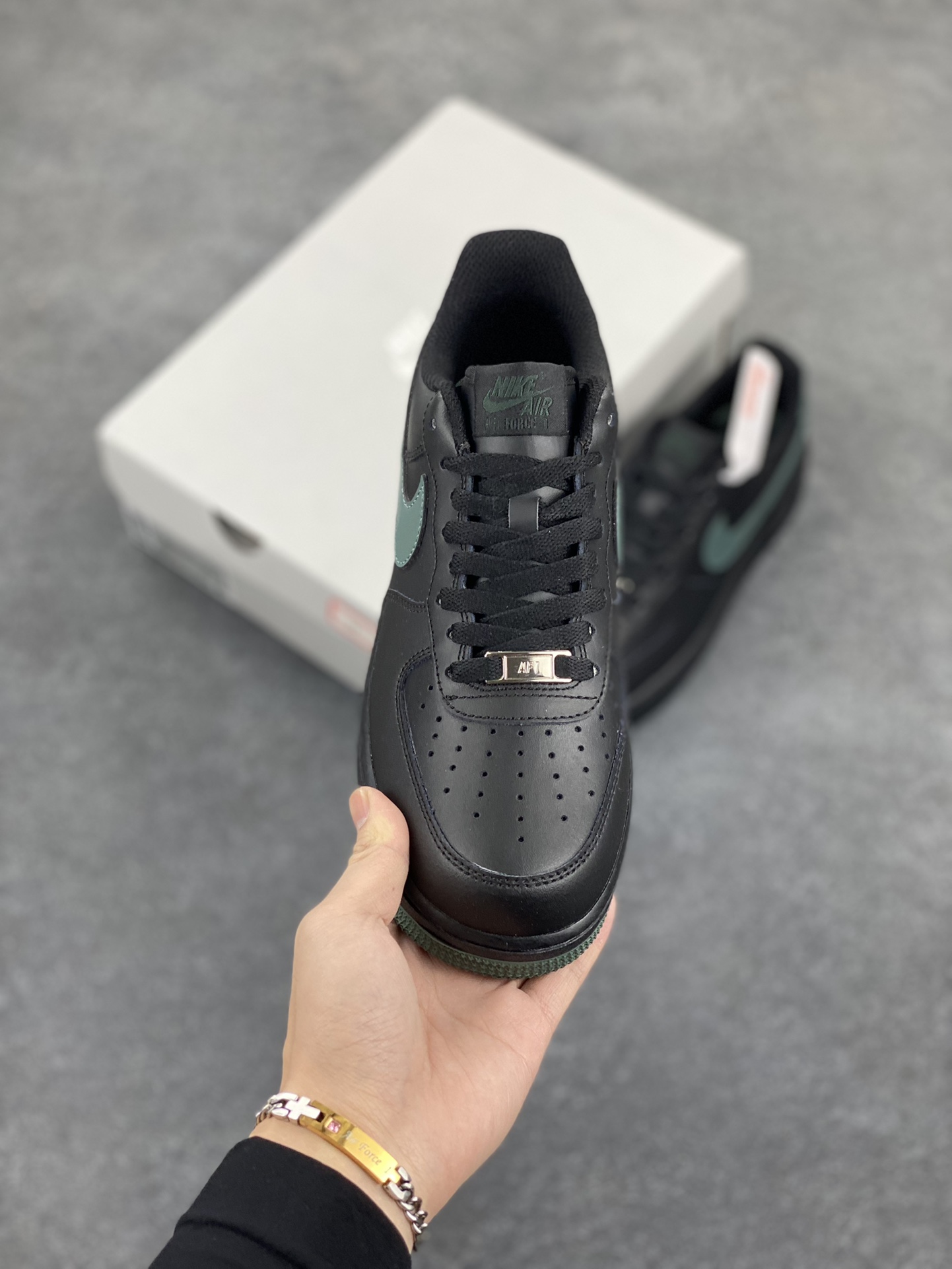 图片[2]-NK Air Force 1 空军一号 黑绿 原楦头原纸板 打造纯正空军版型#专注外贸渠道 全掌内置蜂窝气垫 #原盒配件 原厂中底钢印、拉帮完美 货号：FJ4146-001 尺码：36 36.5 37.5 38 38.5 39 40 40.5 41 42 42.5 43 44 44.5 45-选品中心