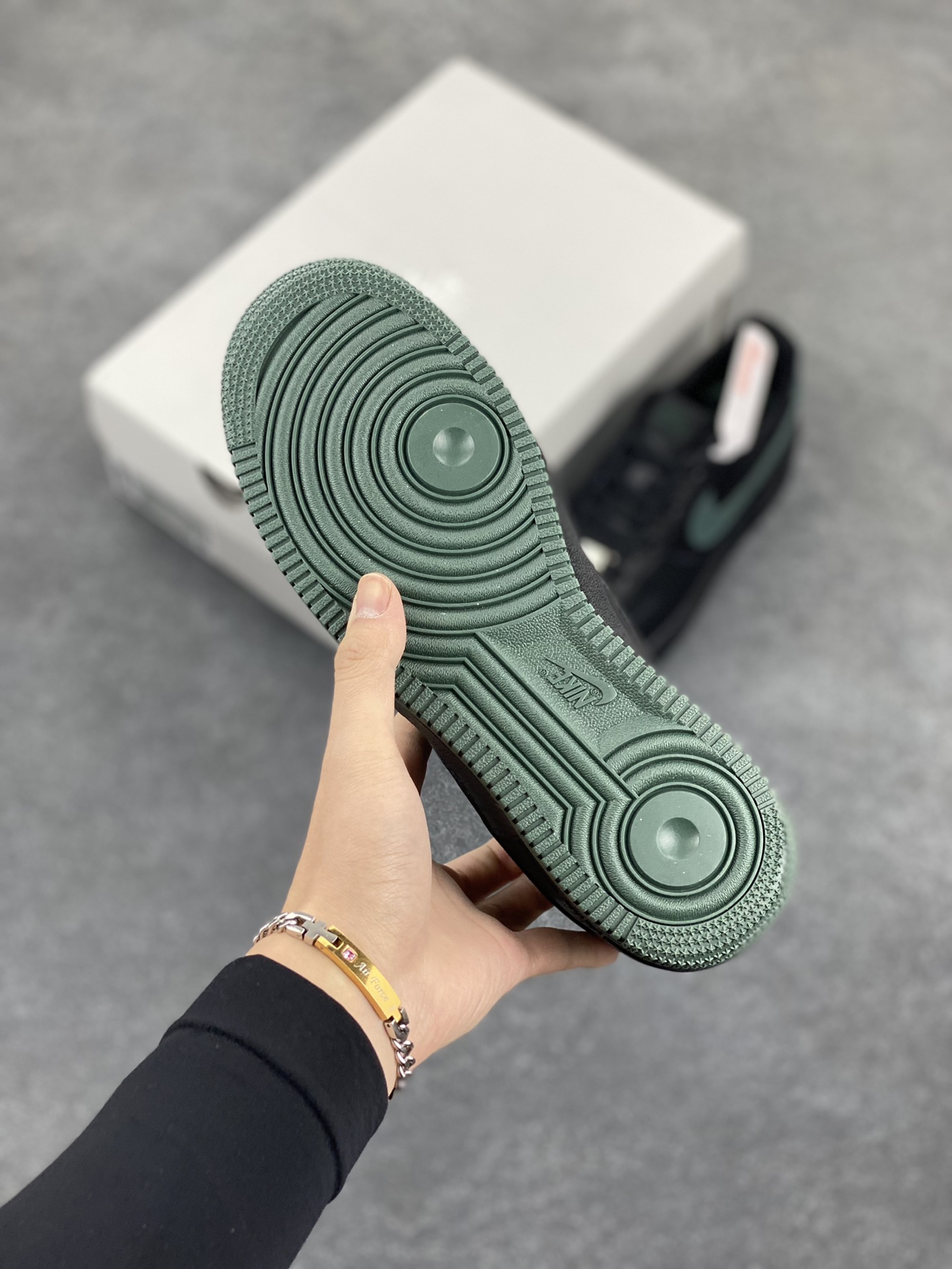 图片[5]-NK Air Force 1 空军一号 黑绿 原楦头原纸板 打造纯正空军版型#专注外贸渠道 全掌内置蜂窝气垫 #原盒配件 原厂中底钢印、拉帮完美 货号：FJ4146-001 尺码：36 36.5 37.5 38 38.5 39 40 40.5 41 42 42.5 43 44 44.5 45-选品中心