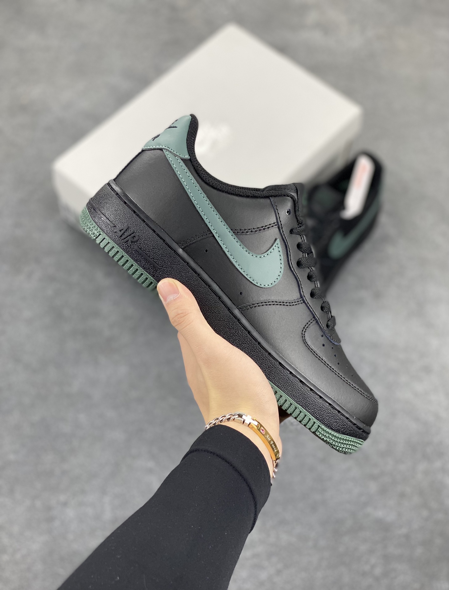 NK Air Force 1 空军一号 黑绿 原楦头原纸板 打造纯正空军版型#专注外贸渠道 全掌内置蜂窝气垫 #原盒配件 原厂中底钢印、拉帮完美 货号:FJ4146-001 尺码:36 36.5 37.5 38 38.5 39 40 40.5 41 42 42.5 43 44 44.5 45-选品中心