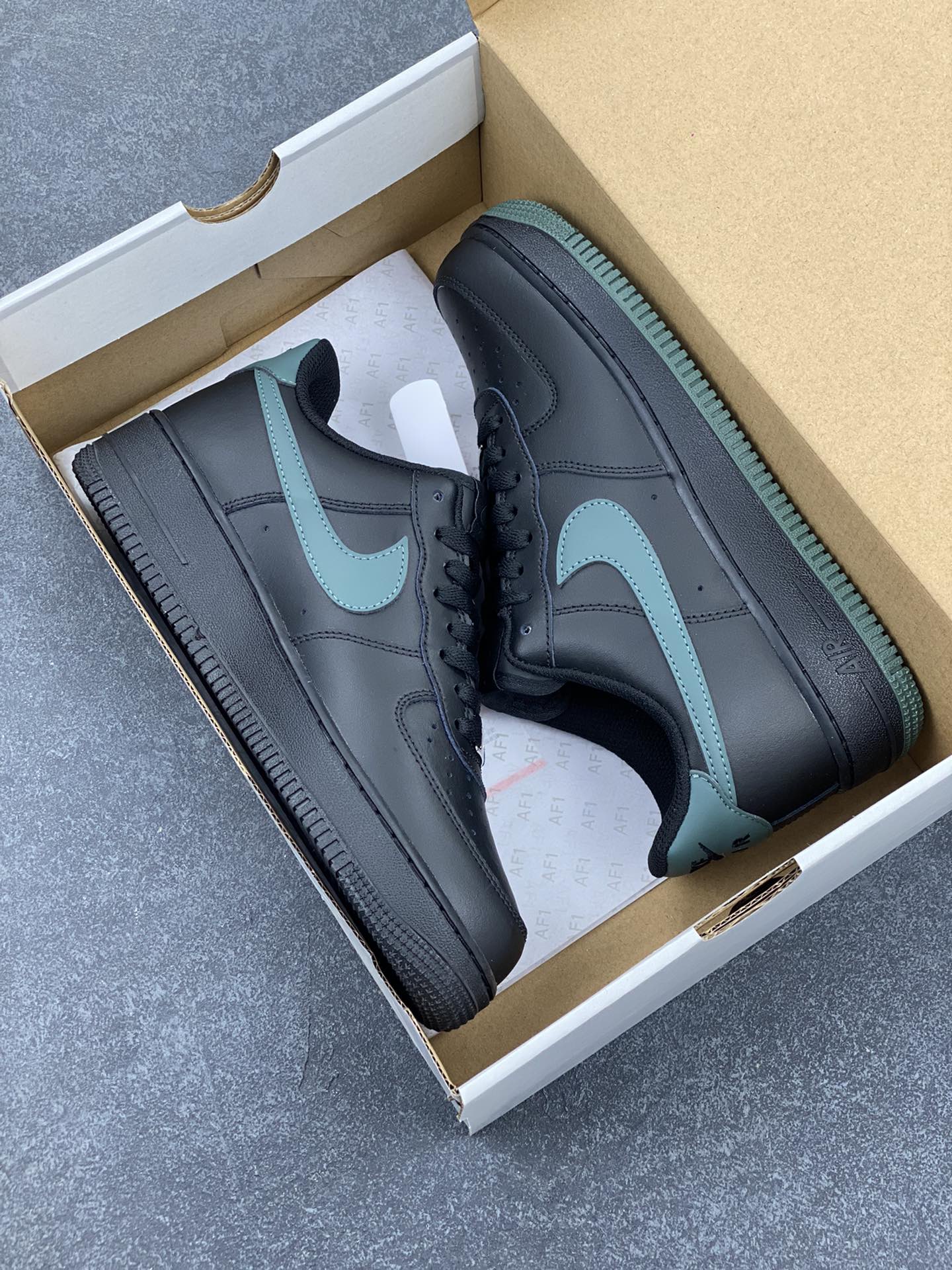 图片[9]-NK Air Force 1 空军一号 黑绿 原楦头原纸板 打造纯正空军版型#专注外贸渠道 全掌内置蜂窝气垫 #原盒配件 原厂中底钢印、拉帮完美 货号：FJ4146-001 尺码：36 36.5 37.5 38 38.5 39 40 40.5 41 42 42.5 43 44 44.5 45-选品中心