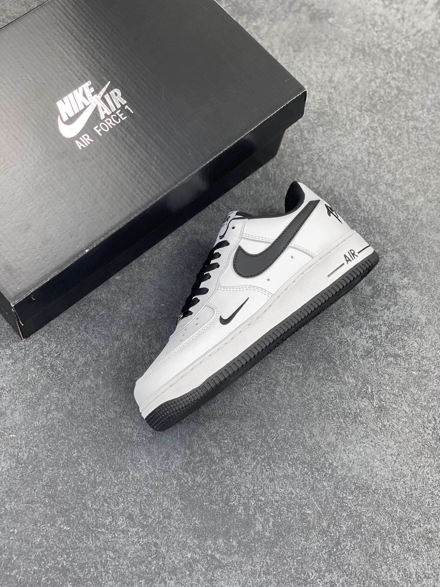 图片[7]-福利特价 Nike Air Force 1 ’07 Low 空军一号低帮百搭休闲运动板鞋。柔软、弹性十足的缓震性能和出色的中底设计，横跨复古与现代的外型结合，造就出风靡全球三十多年的Force 1，直到今天还深受青睐 货号：DO7659-101 尺码：36 36.5 37.5 38 38.5 39 40 40.5 41 42 42.5 43 44 44.5 45-选品中心