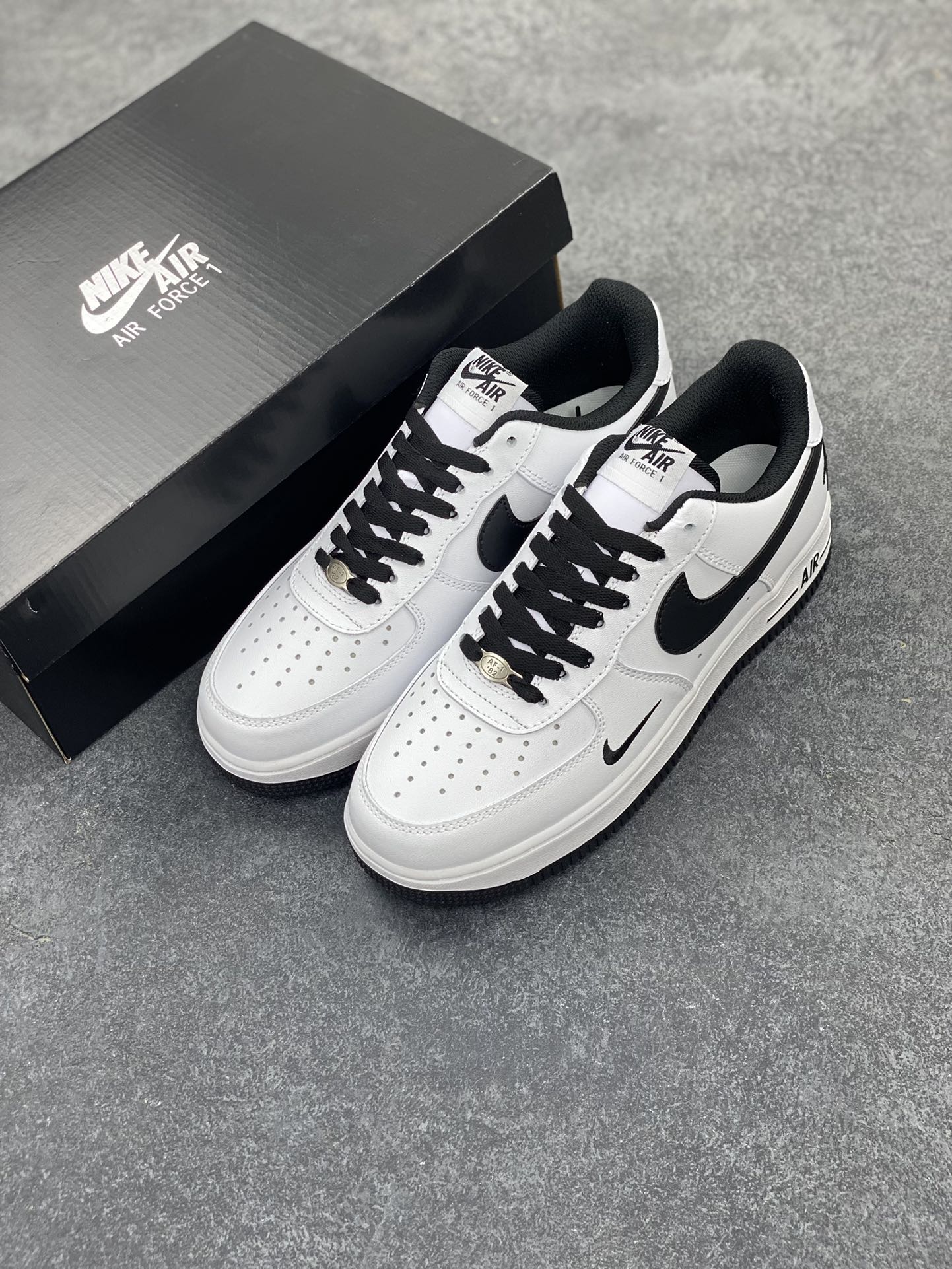 图片[8]-福利特价 Nike Air Force 1 ’07 Low 空军一号低帮百搭休闲运动板鞋。柔软、弹性十足的缓震性能和出色的中底设计，横跨复古与现代的外型结合，造就出风靡全球三十多年的Force 1，直到今天还深受青睐 货号：DO7659-101 尺码：36 36.5 37.5 38 38.5 39 40 40.5 41 42 42.5 43 44 44.5 45-选品中心