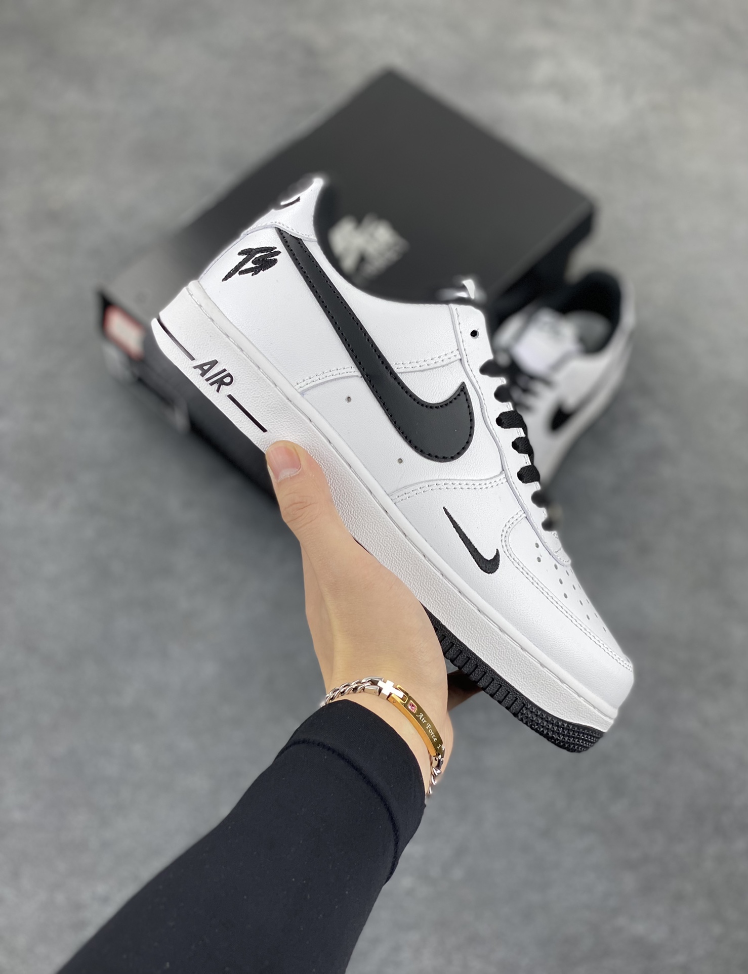 福利特价 Nike Air Force 1 ’07 Low 空军一号低帮百搭休闲运动板鞋。柔软、弹性十足的缓震性能和出色的中底设计，横跨复古与现代的外型结合，造就出风靡全球三十多年的Force 1，直到今天还深受青睐 货号：DO7659-101 尺码：36 36.5 37.5 38 38.5 39 40 40.5 41 42 42.5 43 44 44.5 45-选品中心