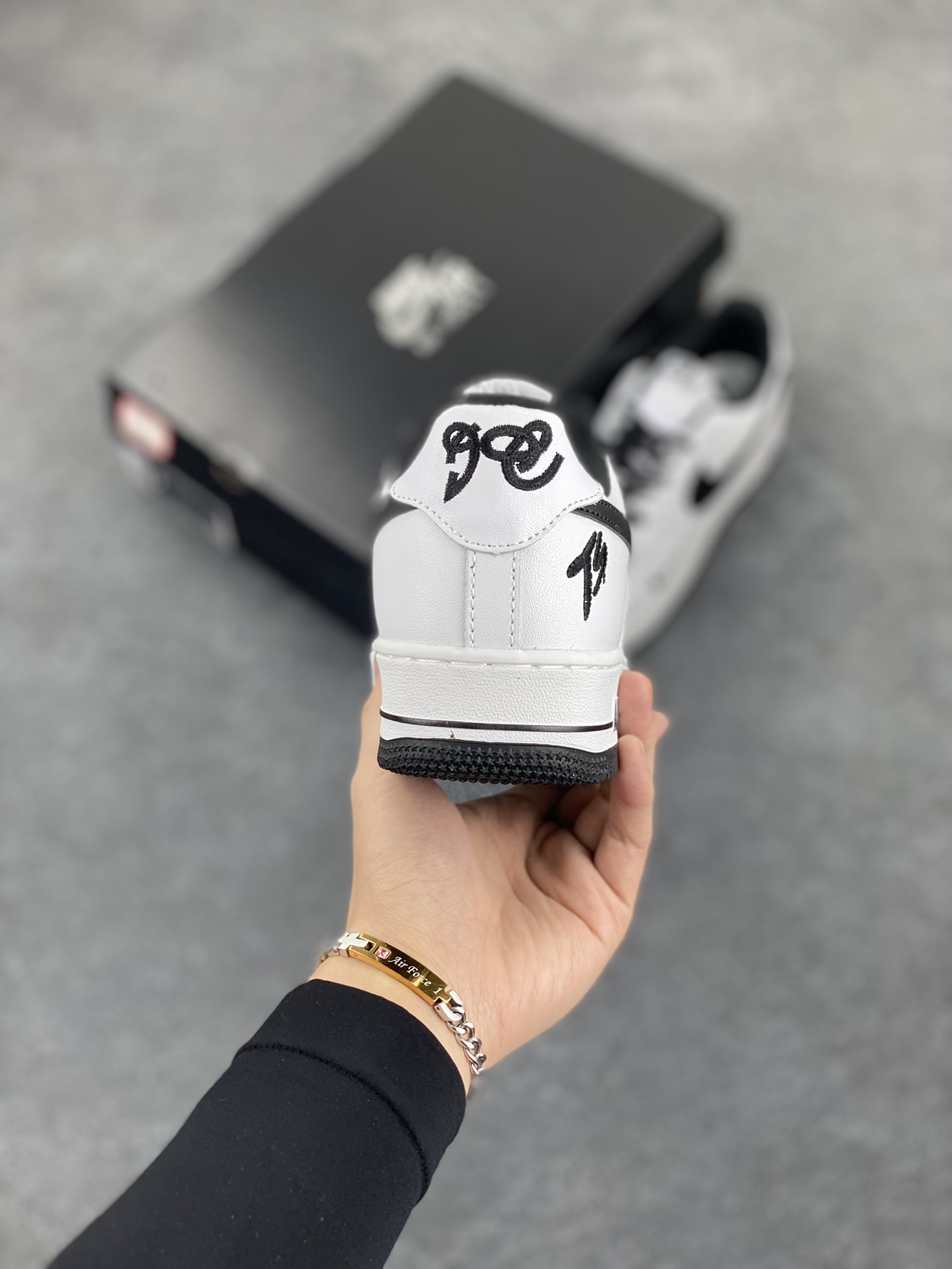 图片[4]-福利特价 Nike Air Force 1 ’07 Low 空军一号低帮百搭休闲运动板鞋。柔软、弹性十足的缓震性能和出色的中底设计，横跨复古与现代的外型结合，造就出风靡全球三十多年的Force 1，直到今天还深受青睐 货号：DO7659-101 尺码：36 36.5 37.5 38 38.5 39 40 40.5 41 42 42.5 43 44 44.5 45-选品中心