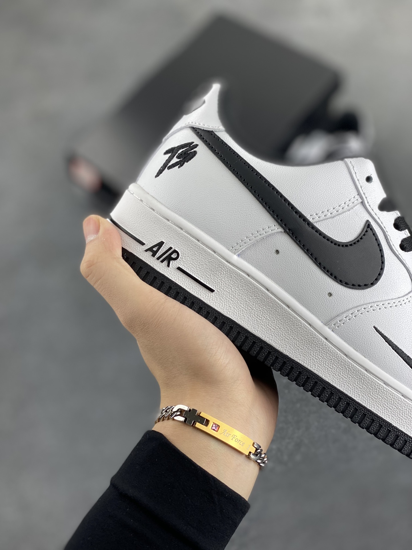 图片[6]-福利特价 Nike Air Force 1 ’07 Low 空军一号低帮百搭休闲运动板鞋。柔软、弹性十足的缓震性能和出色的中底设计，横跨复古与现代的外型结合，造就出风靡全球三十多年的Force 1，直到今天还深受青睐 货号：DO7659-101 尺码：36 36.5 37.5 38 38.5 39 40 40.5 41 42 42.5 43 44 44.5 45-选品中心