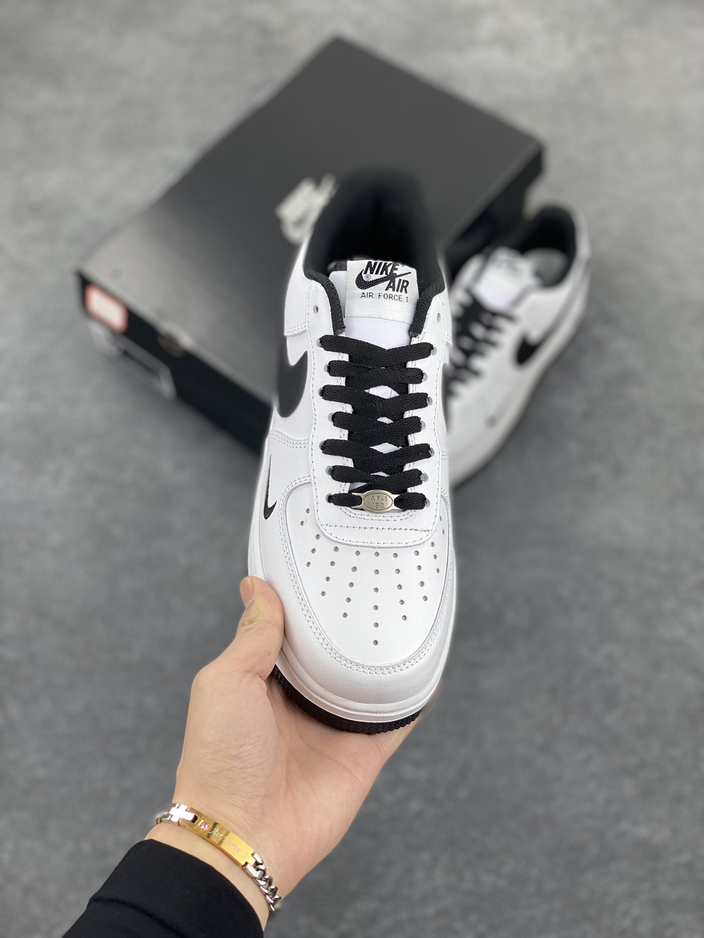 图片[2]-福利特价 Nike Air Force 1 ’07 Low 空军一号低帮百搭休闲运动板鞋。柔软、弹性十足的缓震性能和出色的中底设计，横跨复古与现代的外型结合，造就出风靡全球三十多年的Force 1，直到今天还深受青睐 货号：DO7659-101 尺码：36 36.5 37.5 38 38.5 39 40 40.5 41 42 42.5 43 44 44.5 45-选品中心