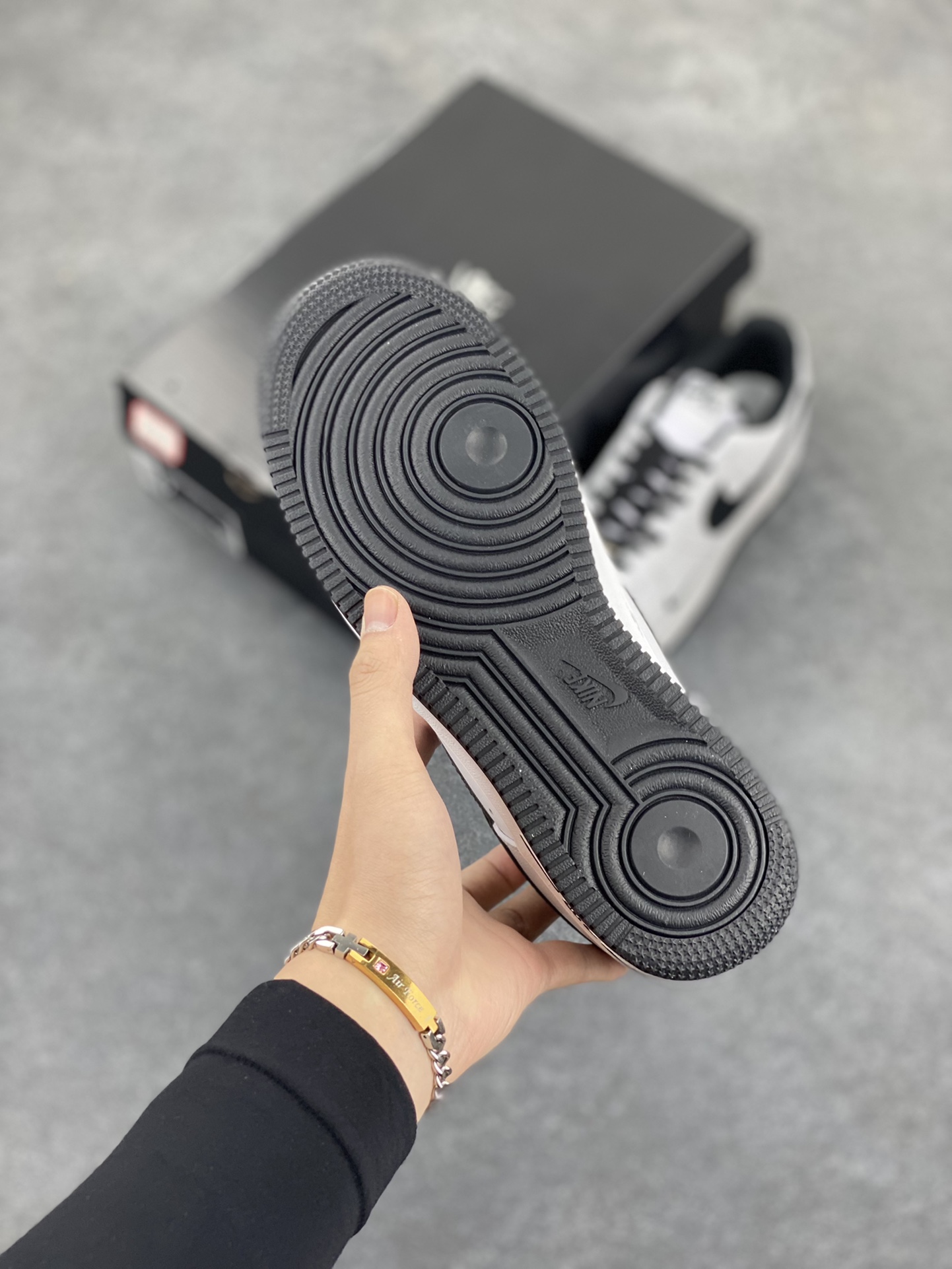 图片[5]-福利特价 Nike Air Force 1 ’07 Low 空军一号低帮百搭休闲运动板鞋。柔软、弹性十足的缓震性能和出色的中底设计，横跨复古与现代的外型结合，造就出风靡全球三十多年的Force 1，直到今天还深受青睐 货号：DO7659-101 尺码：36 36.5 37.5 38 38.5 39 40 40.5 41 42 42.5 43 44 44.5 45-选品中心