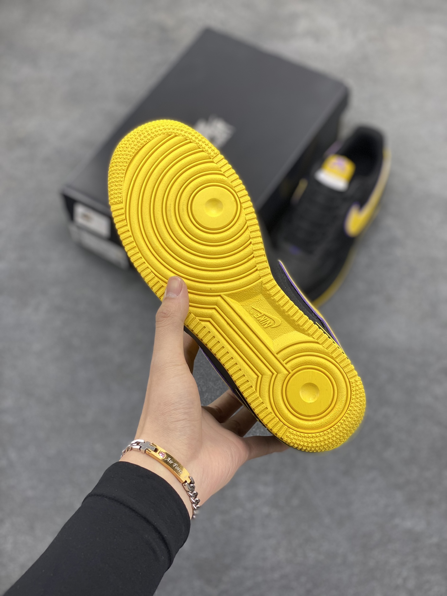 图片[5]-Nk Air Force 1\’07 Low 致敬曼巴 空军一号低帮休闲板鞋 原楦头原纸板 打造纯正空军版型#专注外贸渠道 全掌内置蜂窝气垫 #原盒配件 原厂中底钢印、拉帮完美 货号：HV5122-001 尺码：36 36.5 37.5 38 38.5 39 40 40.5 41 42 42.5 43 44 44.5 45-选品中心