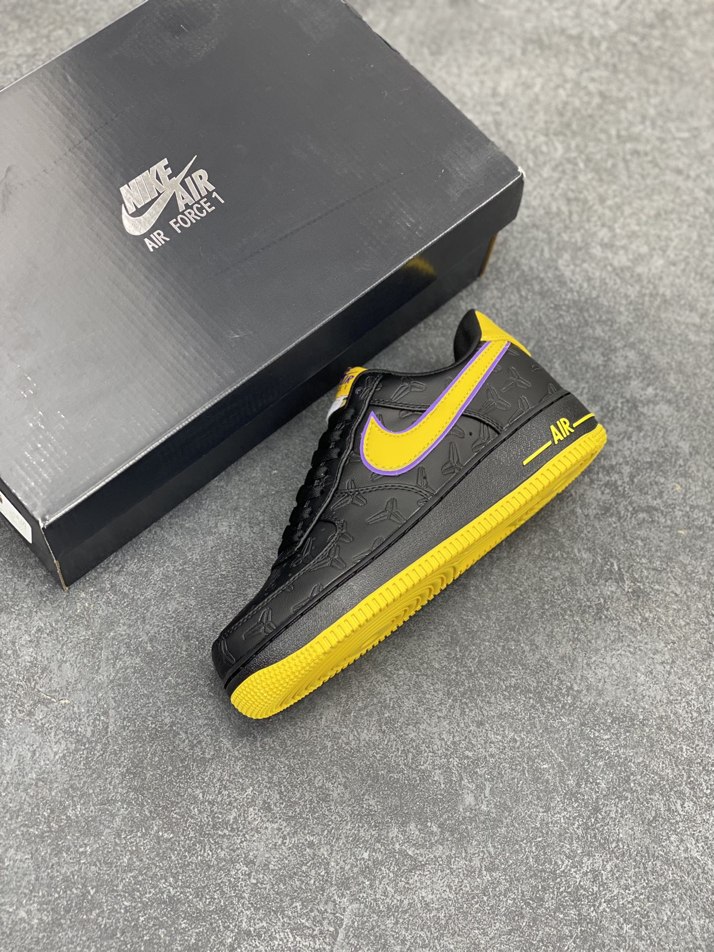 图片[7]-Nk Air Force 1\’07 Low 致敬曼巴 空军一号低帮休闲板鞋 原楦头原纸板 打造纯正空军版型#专注外贸渠道 全掌内置蜂窝气垫 #原盒配件 原厂中底钢印、拉帮完美 货号：HV5122-001 尺码：36 36.5 37.5 38 38.5 39 40 40.5 41 42 42.5 43 44 44.5 45-选品中心