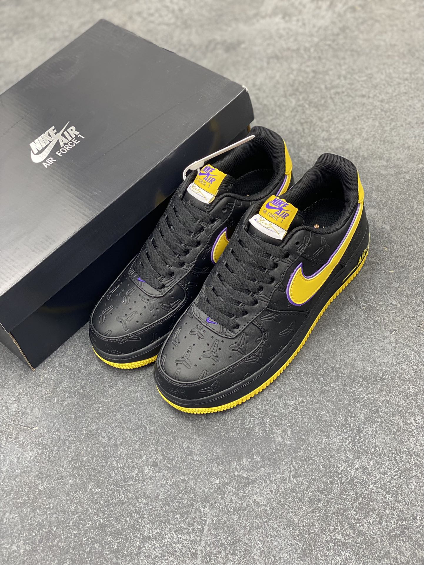 图片[8]-Nk Air Force 1\’07 Low 致敬曼巴 空军一号低帮休闲板鞋 原楦头原纸板 打造纯正空军版型#专注外贸渠道 全掌内置蜂窝气垫 #原盒配件 原厂中底钢印、拉帮完美 货号：HV5122-001 尺码：36 36.5 37.5 38 38.5 39 40 40.5 41 42 42.5 43 44 44.5 45-选品中心