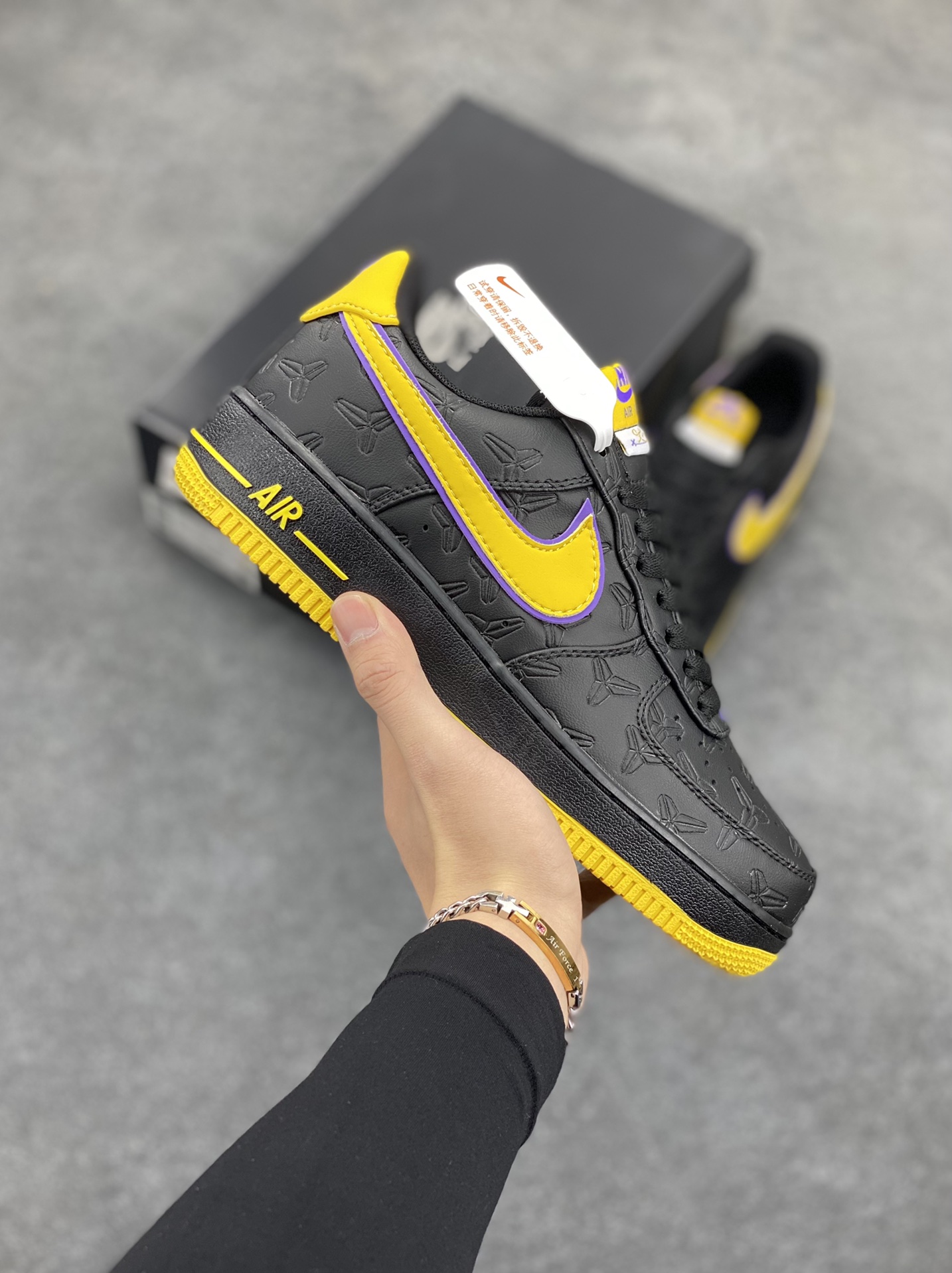 Nk Air Force 1\’07 Low 致敬曼巴 空军一号低帮休闲板鞋 原楦头原纸板 打造纯正空军版型#专注外贸渠道 全掌内置蜂窝气垫 #原盒配件 原厂中底钢印、拉帮完美 货号:HV5122-001 尺码:36 36.5 37.5 38 38.5 39 40 40.5 41 42 42.5 43 44 44.5 45-选品中心