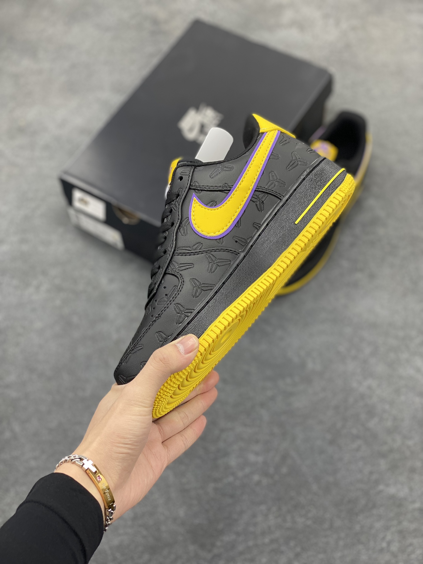 图片[3]-Nk Air Force 1\’07 Low 致敬曼巴 空军一号低帮休闲板鞋 原楦头原纸板 打造纯正空军版型#专注外贸渠道 全掌内置蜂窝气垫 #原盒配件 原厂中底钢印、拉帮完美 货号：HV5122-001 尺码：36 36.5 37.5 38 38.5 39 40 40.5 41 42 42.5 43 44 44.5 45-选品中心