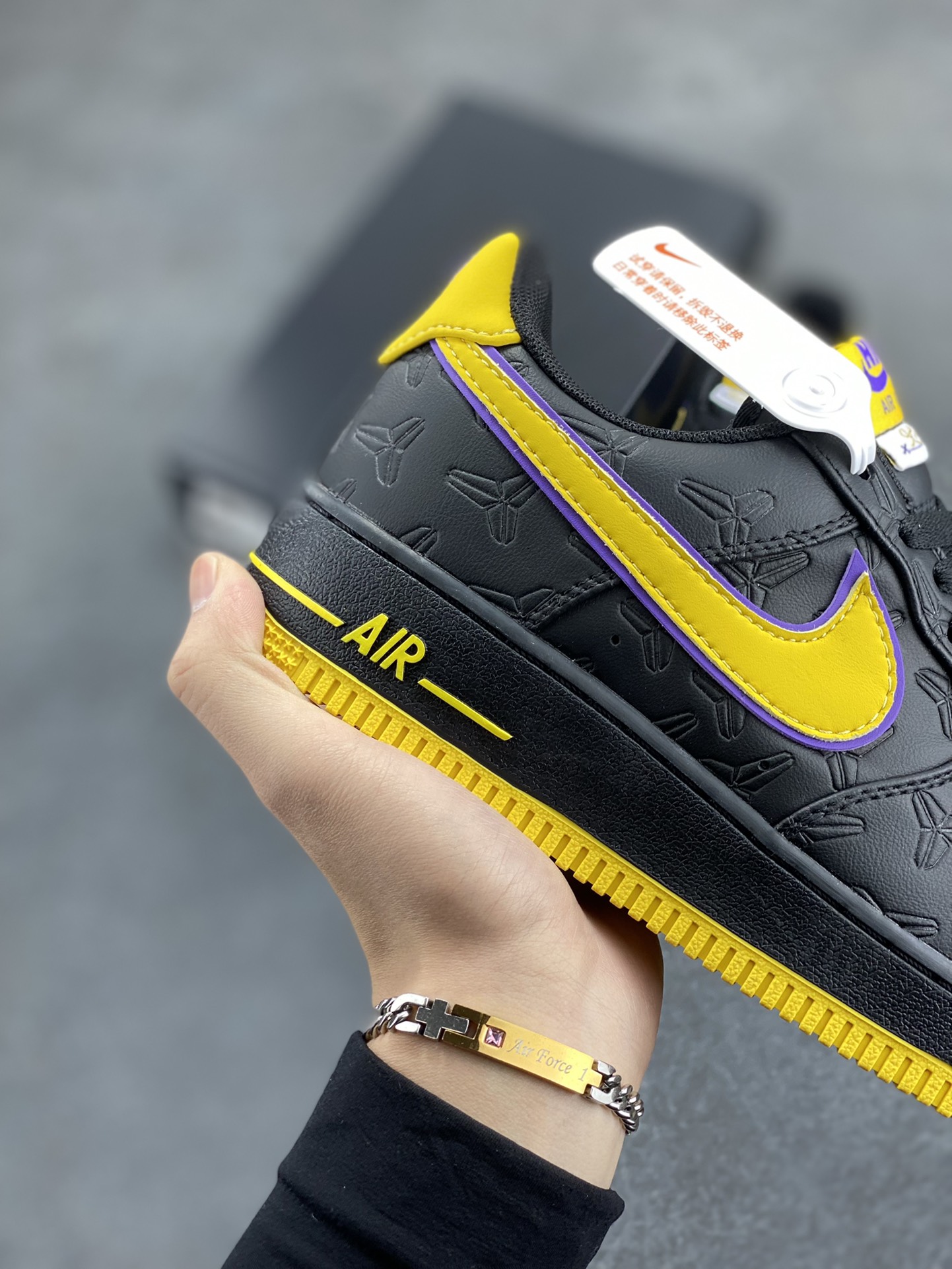 图片[6]-Nk Air Force 1\’07 Low 致敬曼巴 空军一号低帮休闲板鞋 原楦头原纸板 打造纯正空军版型#专注外贸渠道 全掌内置蜂窝气垫 #原盒配件 原厂中底钢印、拉帮完美 货号：HV5122-001 尺码：36 36.5 37.5 38 38.5 39 40 40.5 41 42 42.5 43 44 44.5 45-选品中心