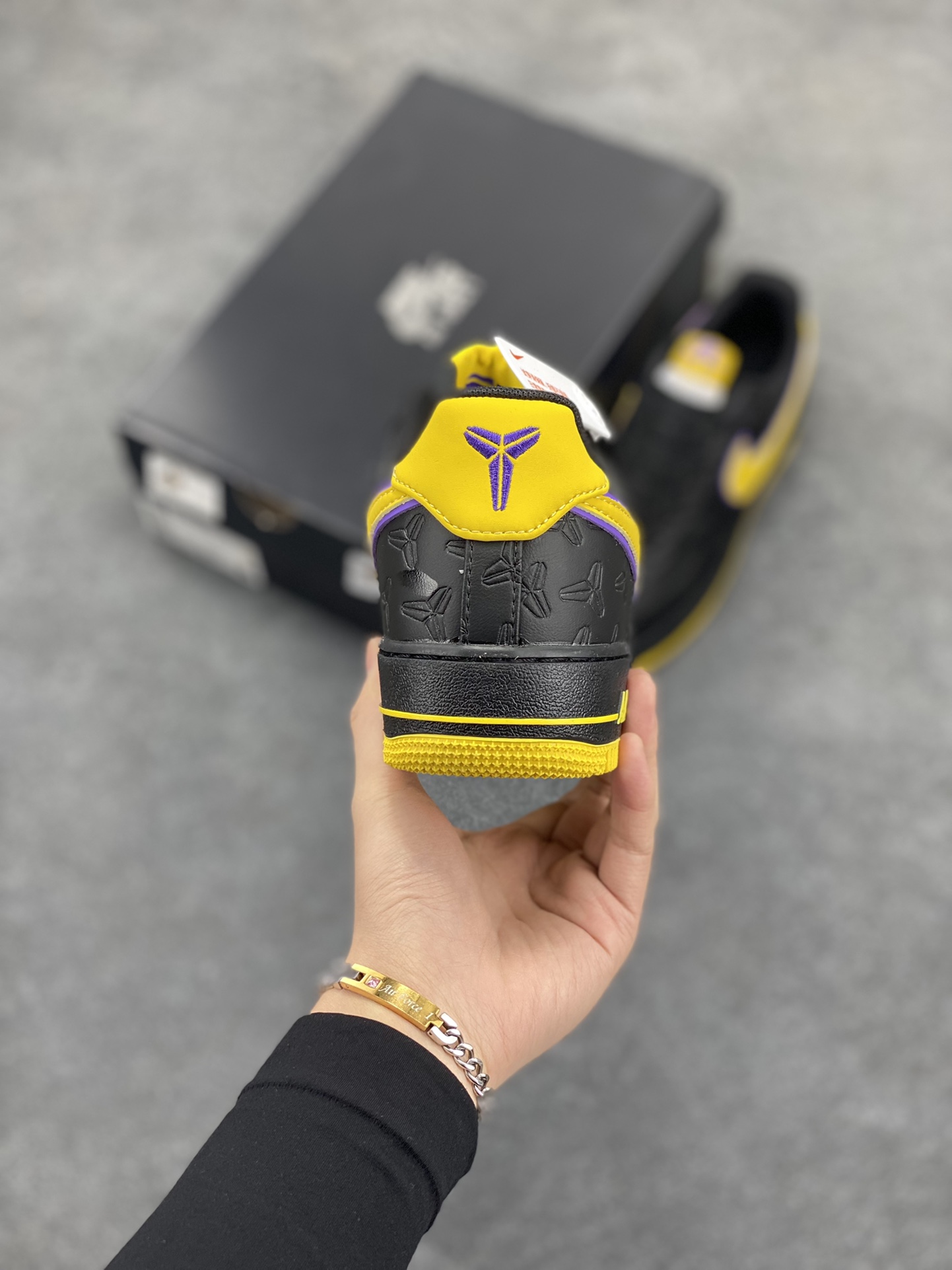 图片[4]-Nk Air Force 1\’07 Low 致敬曼巴 空军一号低帮休闲板鞋 原楦头原纸板 打造纯正空军版型#专注外贸渠道 全掌内置蜂窝气垫 #原盒配件 原厂中底钢印、拉帮完美 货号：HV5122-001 尺码：36 36.5 37.5 38 38.5 39 40 40.5 41 42 42.5 43 44 44.5 45-选品中心