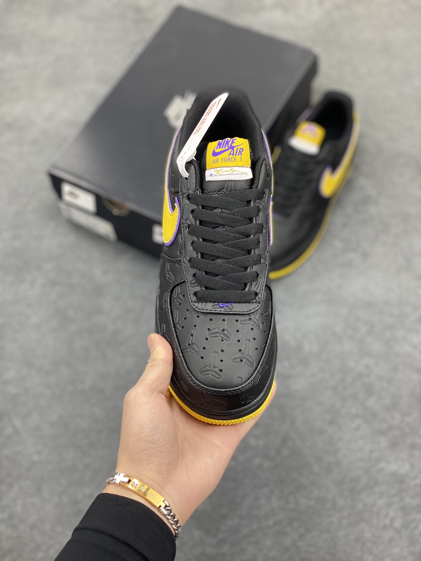 图片[2]-Nk Air Force 1\’07 Low 致敬曼巴 空军一号低帮休闲板鞋 原楦头原纸板 打造纯正空军版型#专注外贸渠道 全掌内置蜂窝气垫 #原盒配件 原厂中底钢印、拉帮完美 货号：HV5122-001 尺码：36 36.5 37.5 38 38.5 39 40 40.5 41 42 42.5 43 44 44.5 45-选品中心