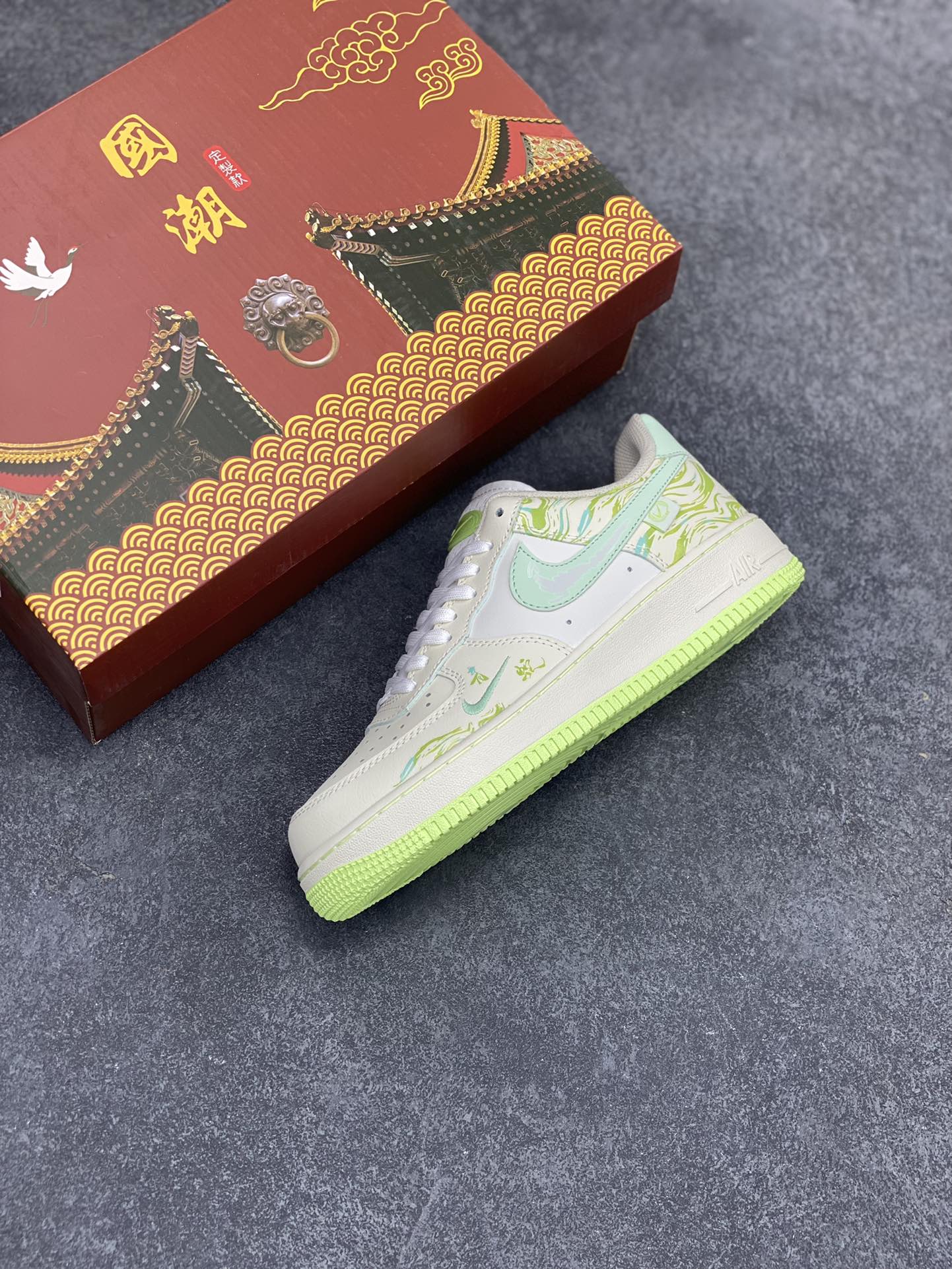 图片[7]-国潮风格 蛇年限定✨Nike Air Force 1 Low \”青蛇绕竹”“Green snake” 蛇年之际，有灵蛇现于幽林。其色青翠欲滴，宛如春日新篁，目若寒星，灵动非凡。 青蛇常盘绕于修竹之间，竹影摇曳，蛇身幽光隐现，似与竹共舞。 货号：FB1893-555 尺码：36 36.5 37.5 38 38.5 39 40 40.5 41 42 42.5 43 44 44.5 45-选品中心
