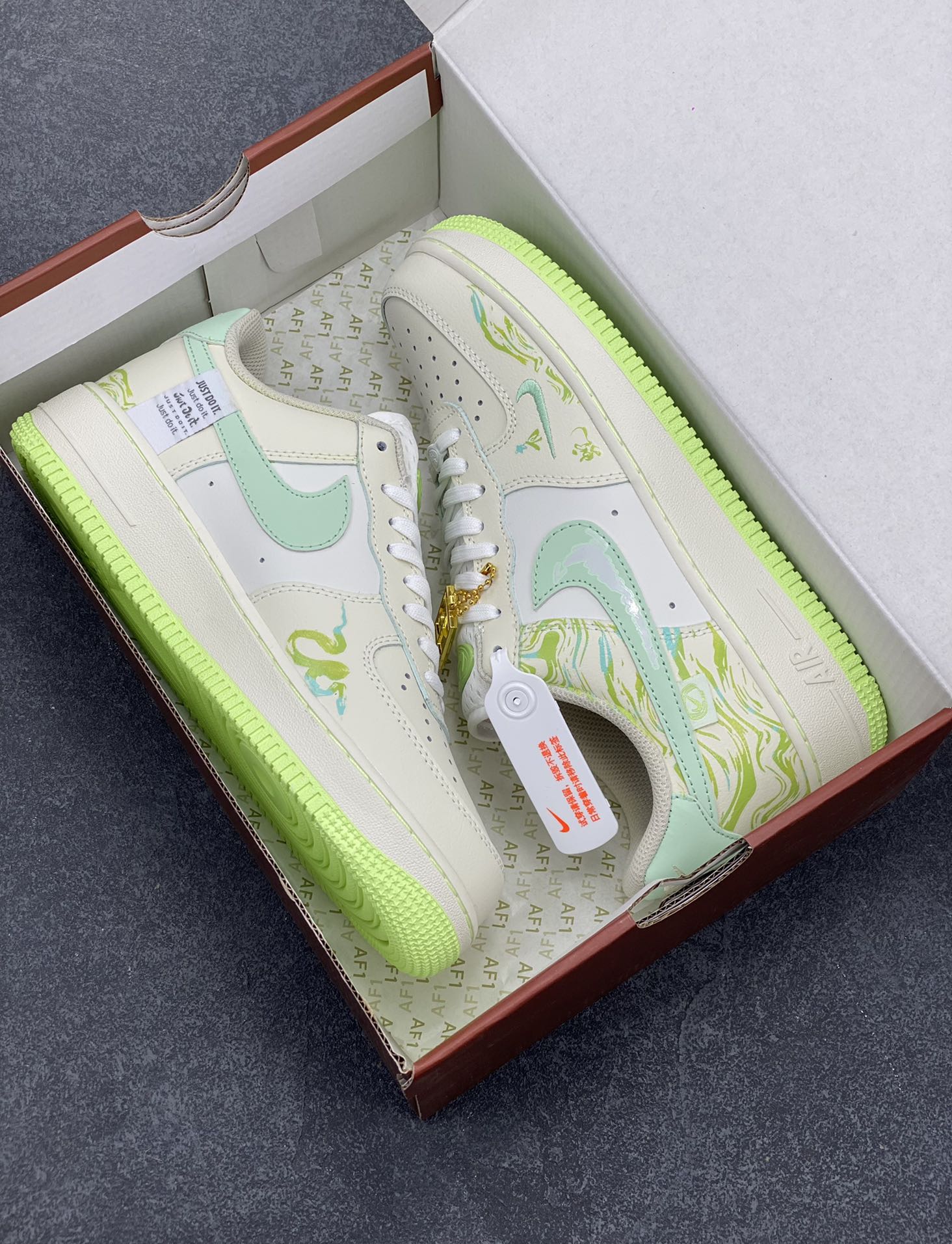 图片[9]-国潮风格 蛇年限定✨Nike Air Force 1 Low \”青蛇绕竹”“Green snake” 蛇年之际，有灵蛇现于幽林。其色青翠欲滴，宛如春日新篁，目若寒星，灵动非凡。 青蛇常盘绕于修竹之间，竹影摇曳，蛇身幽光隐现，似与竹共舞。 货号：FB1893-555 尺码：36 36.5 37.5 38 38.5 39 40 40.5 41 42 42.5 43 44 44.5 45-选品中心