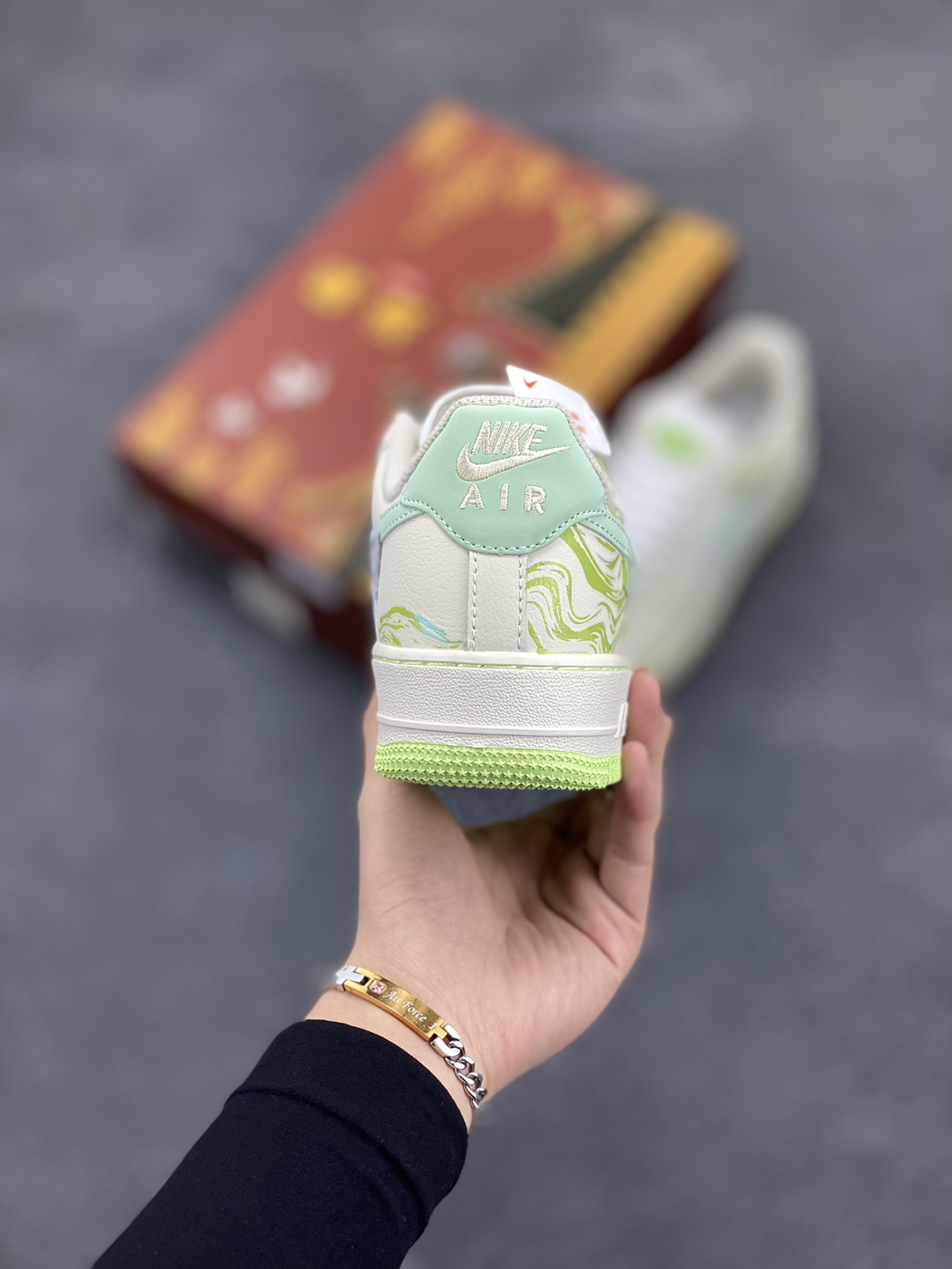 图片[4]-国潮风格 蛇年限定✨Nike Air Force 1 Low \”青蛇绕竹”“Green snake” 蛇年之际，有灵蛇现于幽林。其色青翠欲滴，宛如春日新篁，目若寒星，灵动非凡。 青蛇常盘绕于修竹之间，竹影摇曳，蛇身幽光隐现，似与竹共舞。 货号：FB1893-555 尺码：36 36.5 37.5 38 38.5 39 40 40.5 41 42 42.5 43 44 44.5 45-选品中心