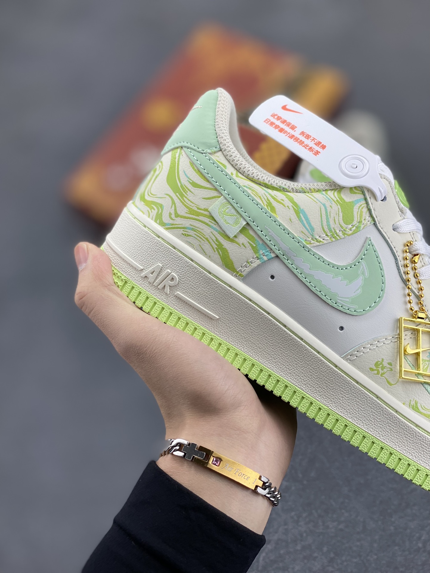 图片[6]-国潮风格 蛇年限定✨Nike Air Force 1 Low \”青蛇绕竹”“Green snake” 蛇年之际，有灵蛇现于幽林。其色青翠欲滴，宛如春日新篁，目若寒星，灵动非凡。 青蛇常盘绕于修竹之间，竹影摇曳，蛇身幽光隐现，似与竹共舞。 货号：FB1893-555 尺码：36 36.5 37.5 38 38.5 39 40 40.5 41 42 42.5 43 44 44.5 45-选品中心