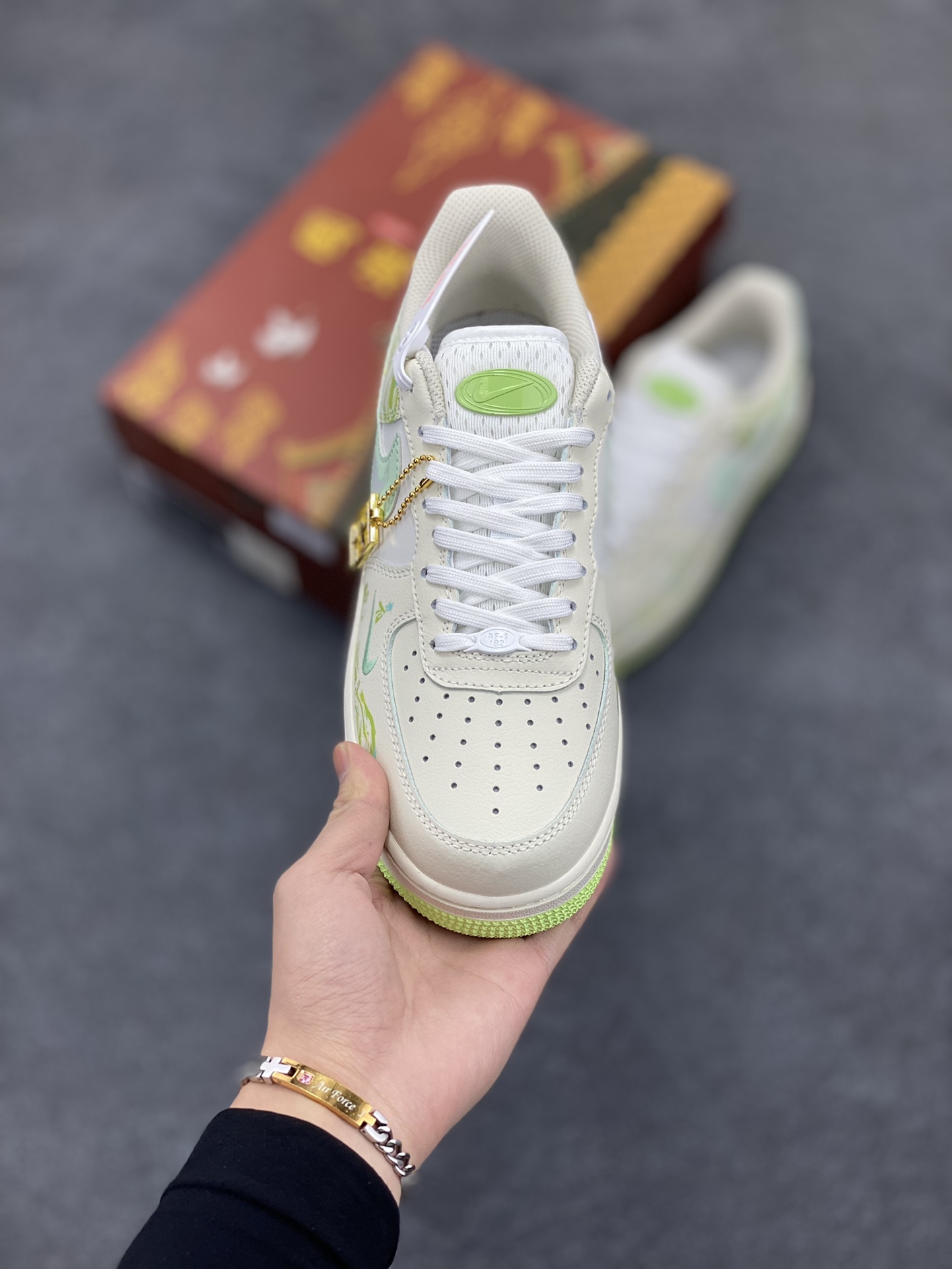 图片[2]-国潮风格 蛇年限定✨Nike Air Force 1 Low \”青蛇绕竹”“Green snake” 蛇年之际，有灵蛇现于幽林。其色青翠欲滴，宛如春日新篁，目若寒星，灵动非凡。 青蛇常盘绕于修竹之间，竹影摇曳，蛇身幽光隐现，似与竹共舞。 货号：FB1893-555 尺码：36 36.5 37.5 38 38.5 39 40 40.5 41 42 42.5 43 44 44.5 45-选品中心