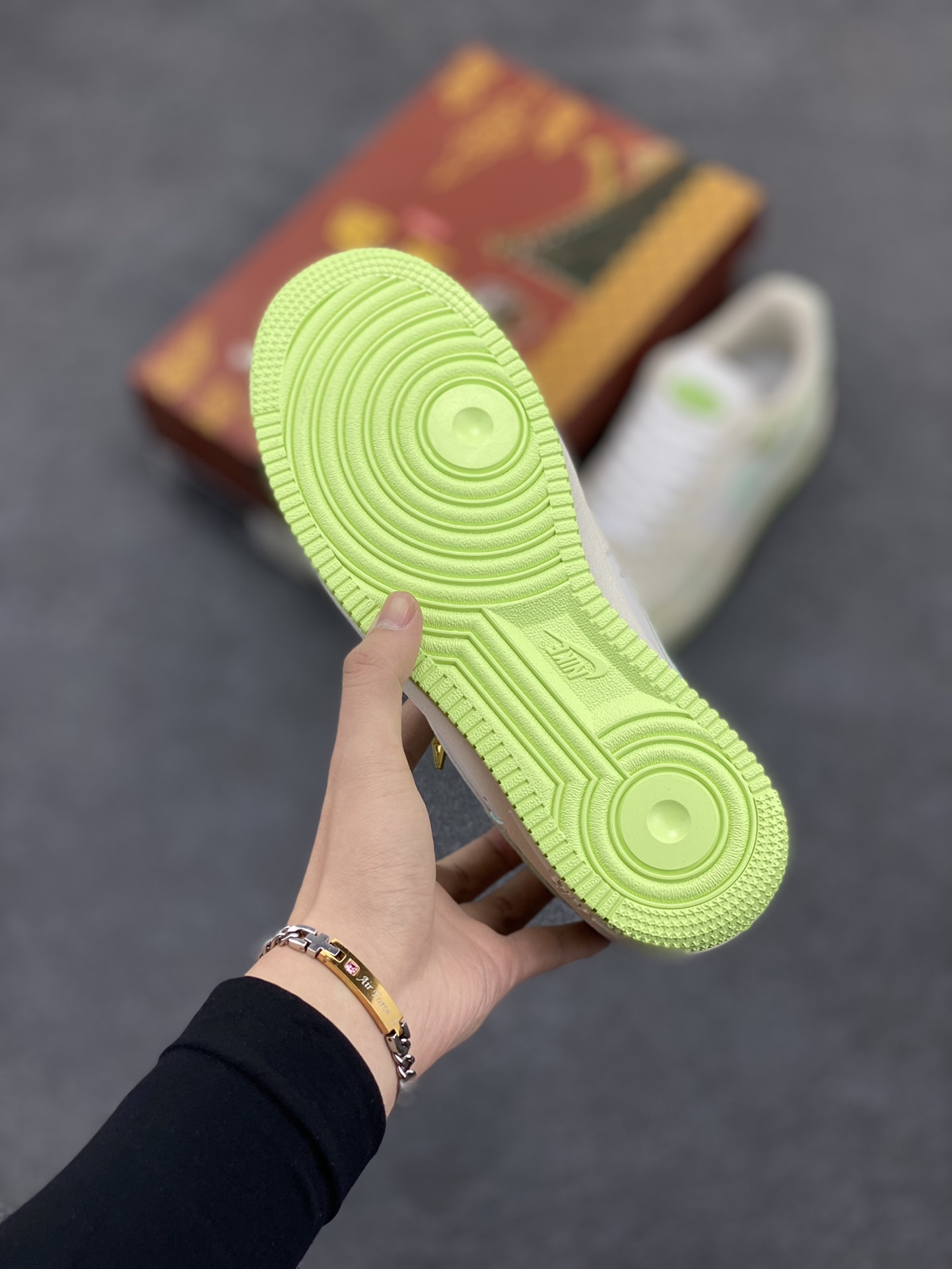 图片[5]-国潮风格 蛇年限定✨Nike Air Force 1 Low \”青蛇绕竹”“Green snake” 蛇年之际，有灵蛇现于幽林。其色青翠欲滴，宛如春日新篁，目若寒星，灵动非凡。 青蛇常盘绕于修竹之间，竹影摇曳，蛇身幽光隐现，似与竹共舞。 货号：FB1893-555 尺码：36 36.5 37.5 38 38.5 39 40 40.5 41 42 42.5 43 44 44.5 45-选品中心