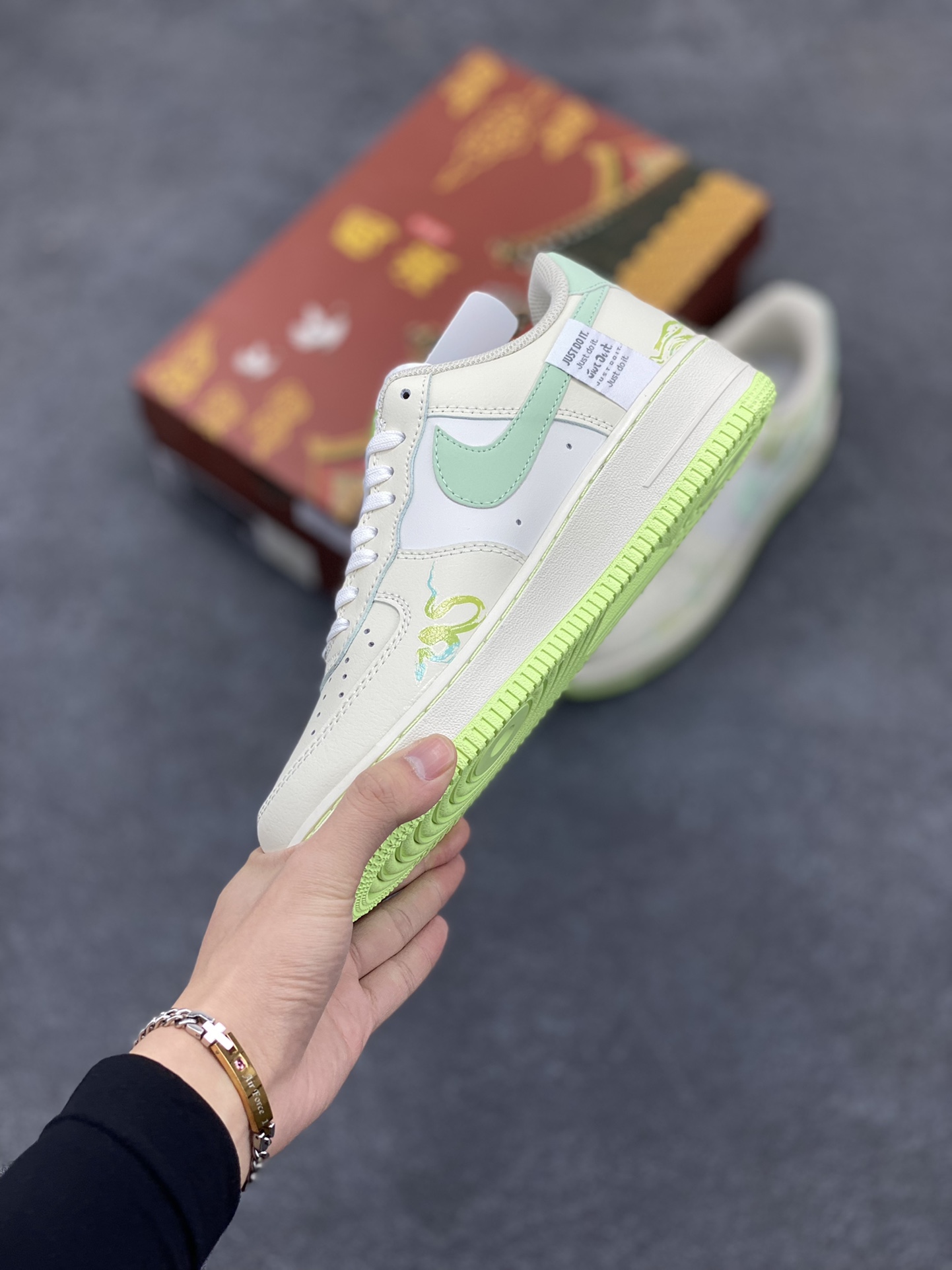 图片[3]-国潮风格 蛇年限定✨Nike Air Force 1 Low \”青蛇绕竹”“Green snake” 蛇年之际，有灵蛇现于幽林。其色青翠欲滴，宛如春日新篁，目若寒星，灵动非凡。 青蛇常盘绕于修竹之间，竹影摇曳，蛇身幽光隐现，似与竹共舞。 货号：FB1893-555 尺码：36 36.5 37.5 38 38.5 39 40 40.5 41 42 42.5 43 44 44.5 45-选品中心