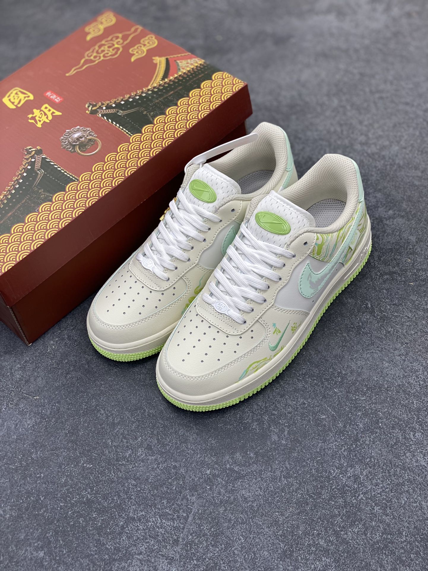 图片[8]-国潮风格 蛇年限定✨Nike Air Force 1 Low \”青蛇绕竹”“Green snake” 蛇年之际，有灵蛇现于幽林。其色青翠欲滴，宛如春日新篁，目若寒星，灵动非凡。 青蛇常盘绕于修竹之间，竹影摇曳，蛇身幽光隐现，似与竹共舞。 货号：FB1893-555 尺码：36 36.5 37.5 38 38.5 39 40 40.5 41 42 42.5 43 44 44.5 45-选品中心