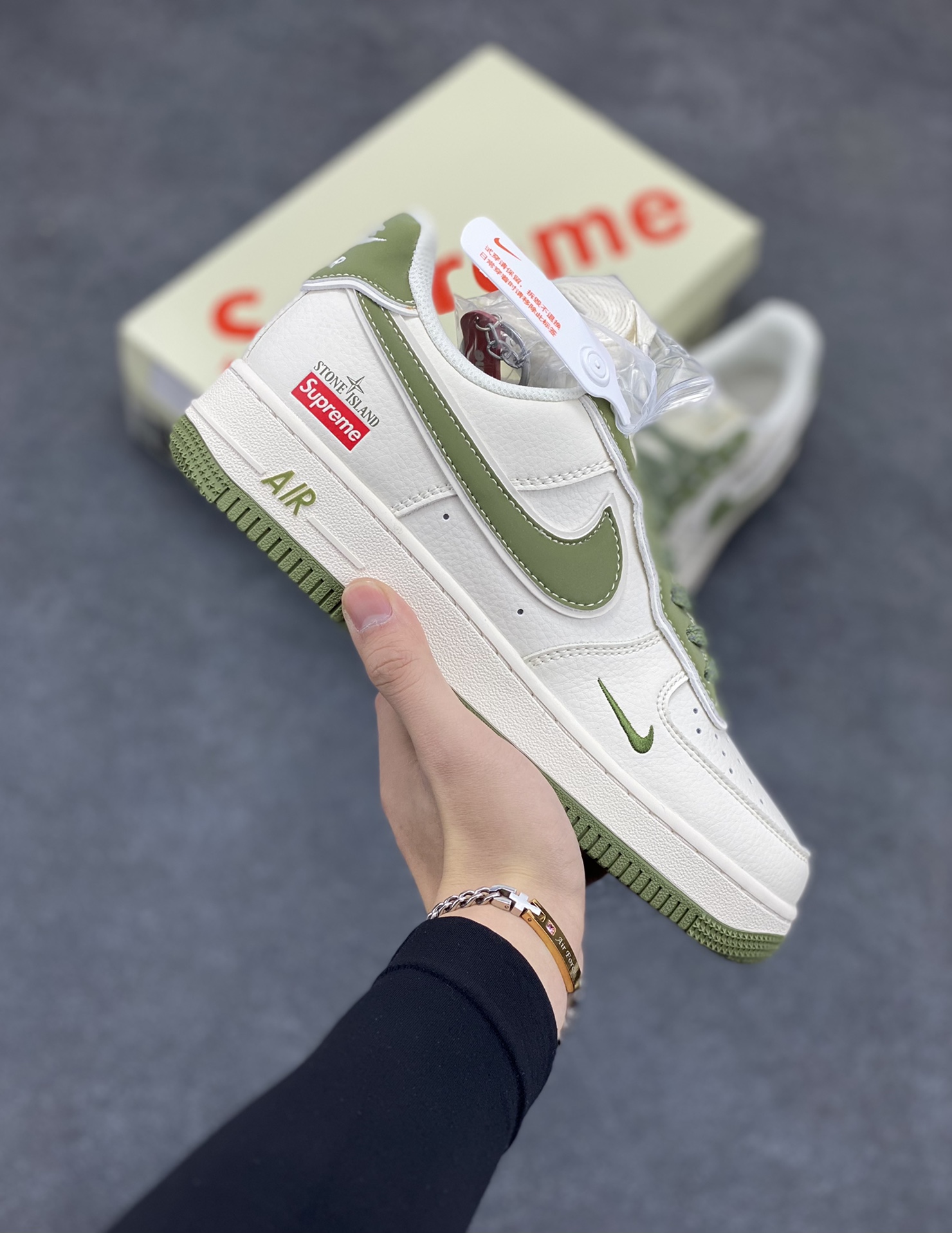 NIke Air Force 1 \’07 Low “石头岛Supreme联名–米绿勾”空军一号 低帮 运动鞋 休闲鞋 折边针车 工艺难度大 原楦头原纸板 原装鞋盒 定制五金配件 内置全掌气垫 原厂鞋底 货号:BB1616-301 尺码:36 36.5 37.5 38 38.5 39 40 40.5 41 42 42.5 43 44 44.5 45-选品中心