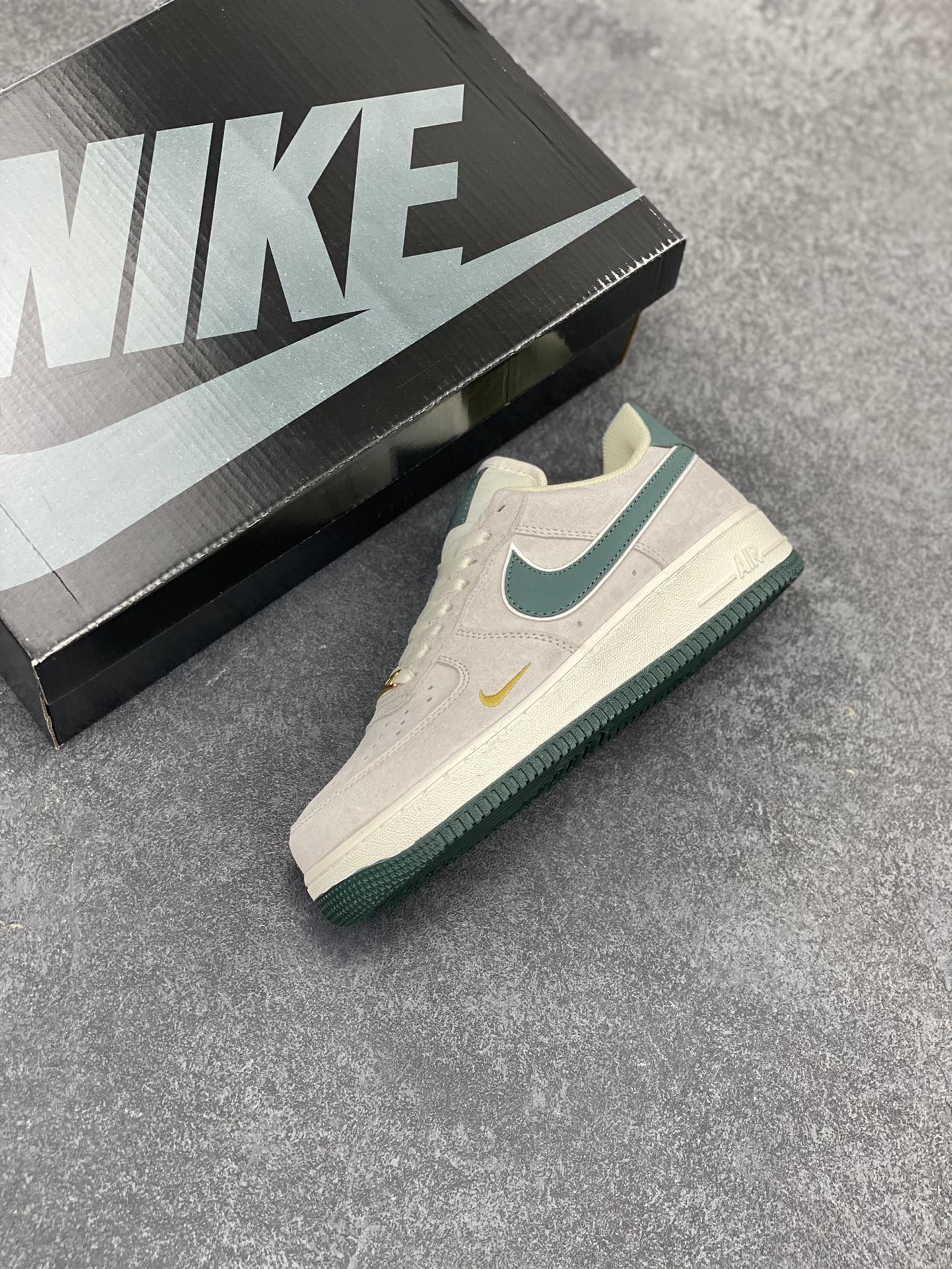 图片[7]-Nike Air Force 1 Low ’07 小勾绿麂皮 空军一号低帮休闲板鞋 原厂麂皮 原楦原纸板 纯正版型 正品NFC感应芯片 高清洁度 内置全掌气垫 货号：KK5636-710 尺码：36 36.5 37.5 38 38.5 39 40 40.5 41 42 42.5 43 44 44.5 45-选品中心