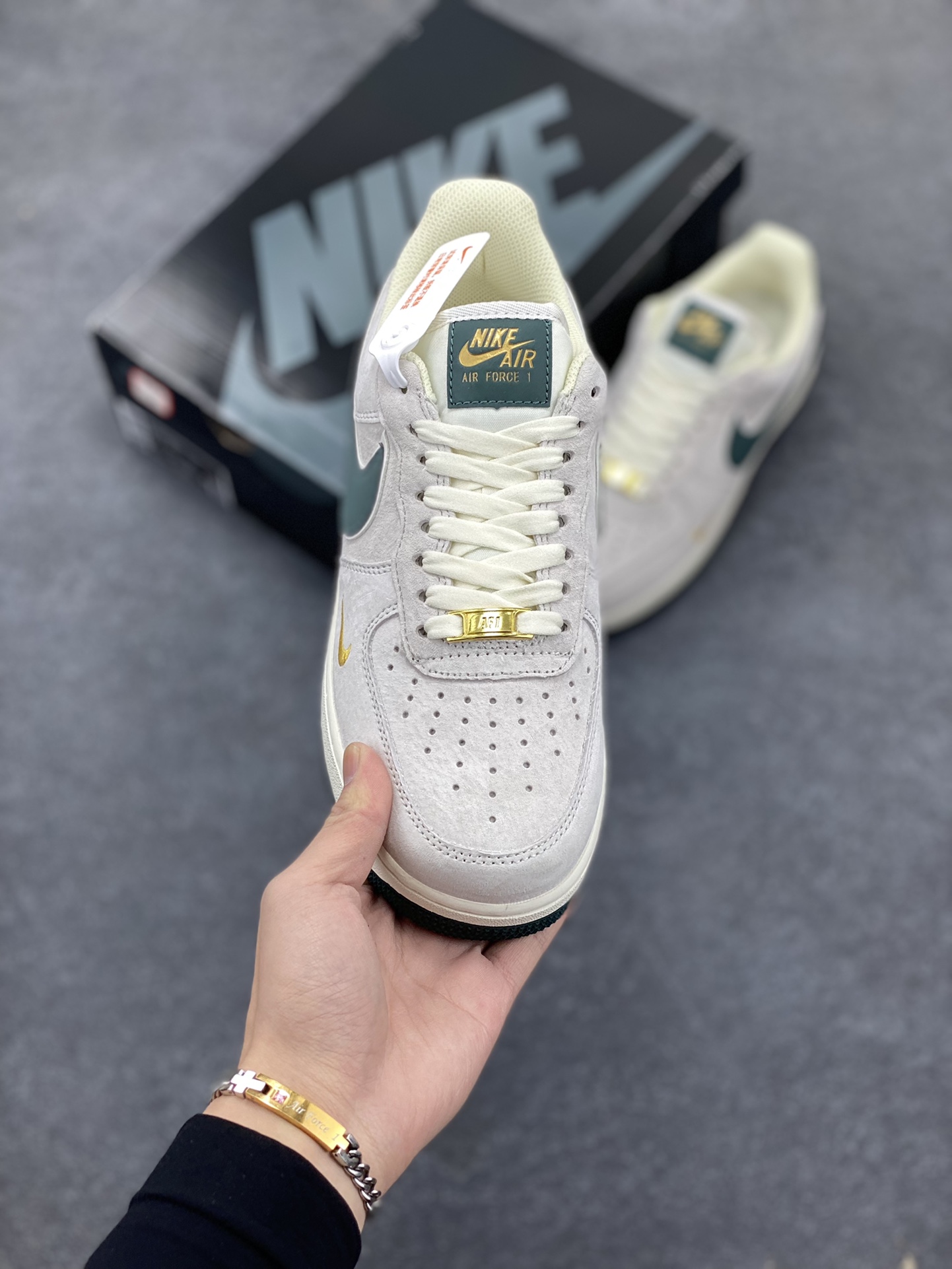 图片[2]-Nike Air Force 1 Low ’07 小勾绿麂皮 空军一号低帮休闲板鞋 原厂麂皮 原楦原纸板 纯正版型 正品NFC感应芯片 高清洁度 内置全掌气垫 货号：KK5636-710 尺码：36 36.5 37.5 38 38.5 39 40 40.5 41 42 42.5 43 44 44.5 45-选品中心