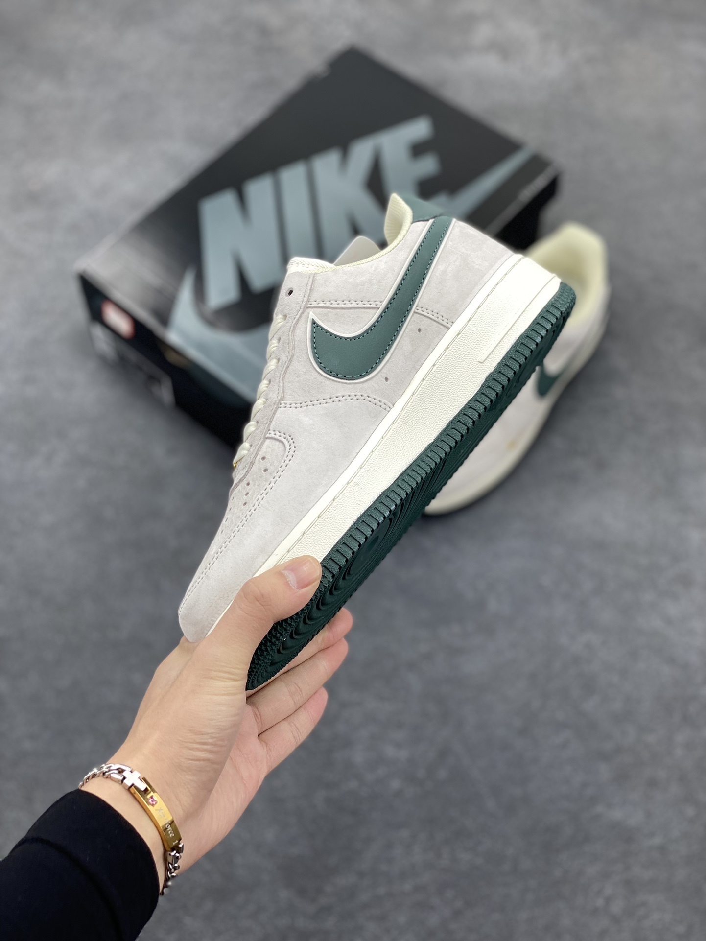 图片[3]-Nike Air Force 1 Low ’07 小勾绿麂皮 空军一号低帮休闲板鞋 原厂麂皮 原楦原纸板 纯正版型 正品NFC感应芯片 高清洁度 内置全掌气垫 货号：KK5636-710 尺码：36 36.5 37.5 38 38.5 39 40 40.5 41 42 42.5 43 44 44.5 45-选品中心