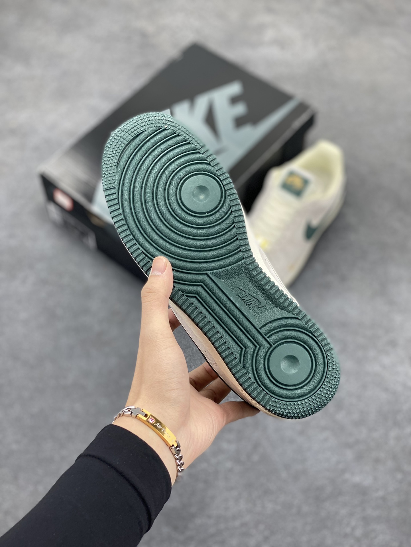 图片[5]-Nike Air Force 1 Low ’07 小勾绿麂皮 空军一号低帮休闲板鞋 原厂麂皮 原楦原纸板 纯正版型 正品NFC感应芯片 高清洁度 内置全掌气垫 货号：KK5636-710 尺码：36 36.5 37.5 38 38.5 39 40 40.5 41 42 42.5 43 44 44.5 45-选品中心