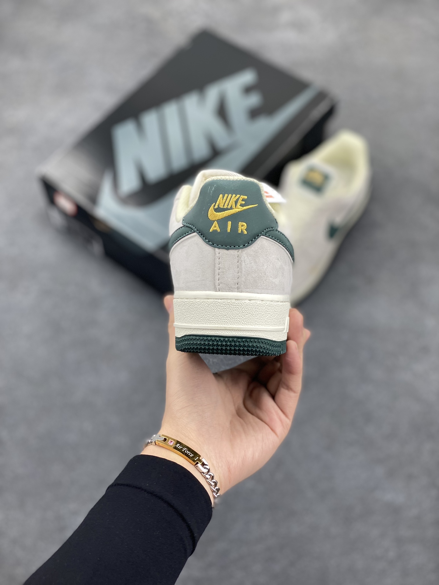 图片[4]-Nike Air Force 1 Low ’07 小勾绿麂皮 空军一号低帮休闲板鞋 原厂麂皮 原楦原纸板 纯正版型 正品NFC感应芯片 高清洁度 内置全掌气垫 货号：KK5636-710 尺码：36 36.5 37.5 38 38.5 39 40 40.5 41 42 42.5 43 44 44.5 45-选品中心