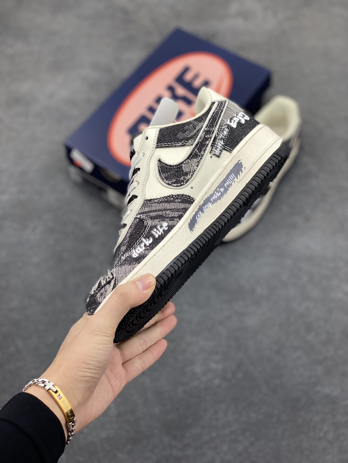 图片[3]-Nike Air Force 1 Low “Black Jeans” “涂鸦黑牛仔”空军一号低帮休闲运动板鞋  在城市的角落，有个充满创意与热情的街头涂鸦艺术家。他对牛仔布料情有独钟，尤其是那经典的黑色牛仔，在他眼中，每一条黑牛仔都是一块等待被赋予灵魂的画布，创作一系列涂鸦牛仔服饰  货号：FB0607-660  尺码：36 36.5 37.5 38 38.5 39 40 40.5 41 42 42.5 43 44 44.5 45-选品中心
