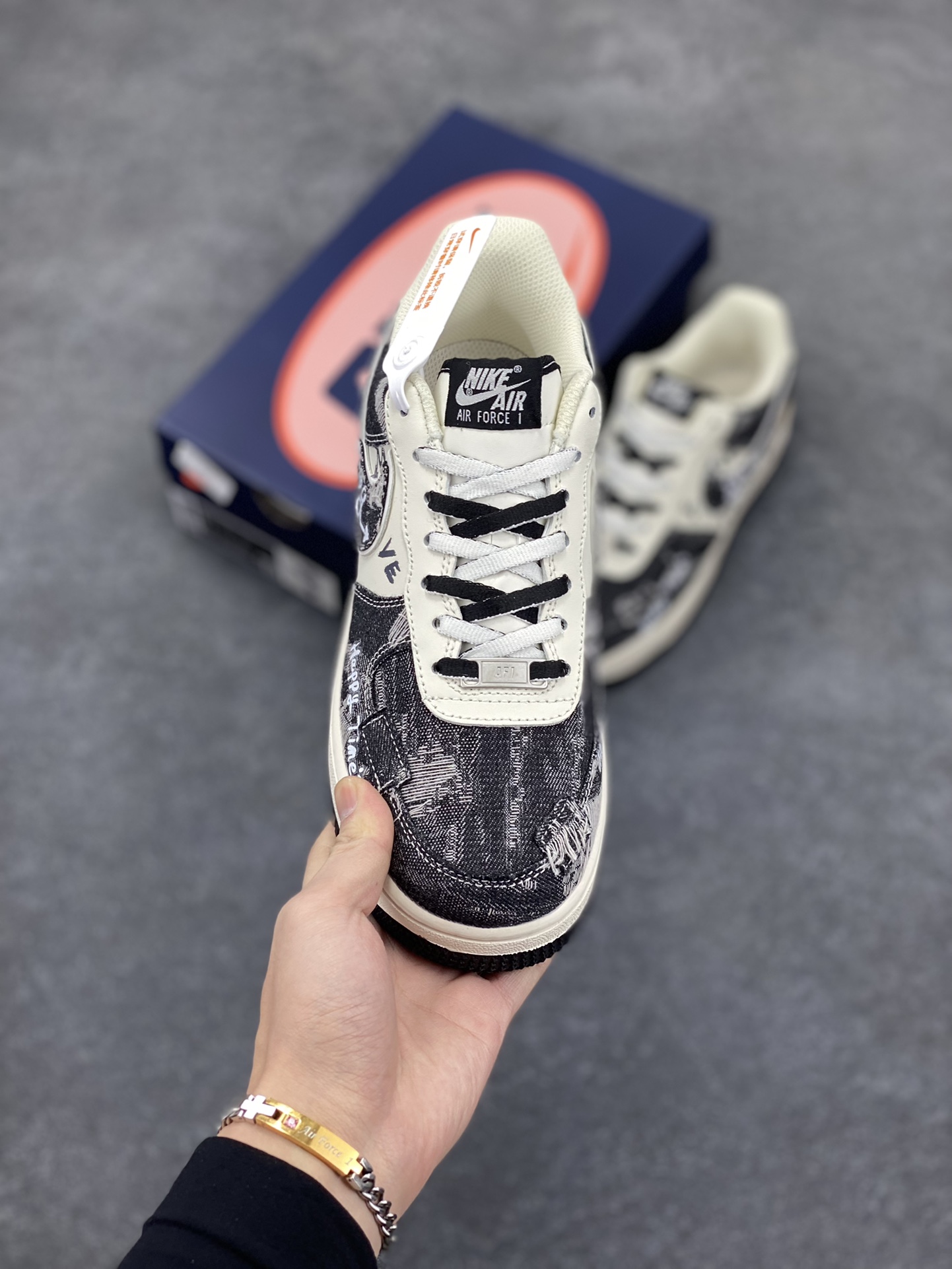 图片[2]-Nike Air Force 1 Low “Black Jeans” “涂鸦黑牛仔”空军一号低帮休闲运动板鞋  在城市的角落，有个充满创意与热情的街头涂鸦艺术家。他对牛仔布料情有独钟，尤其是那经典的黑色牛仔，在他眼中，每一条黑牛仔都是一块等待被赋予灵魂的画布，创作一系列涂鸦牛仔服饰  货号：FB0607-660  尺码：36 36.5 37.5 38 38.5 39 40 40.5 41 42 42.5 43 44 44.5 45-选品中心