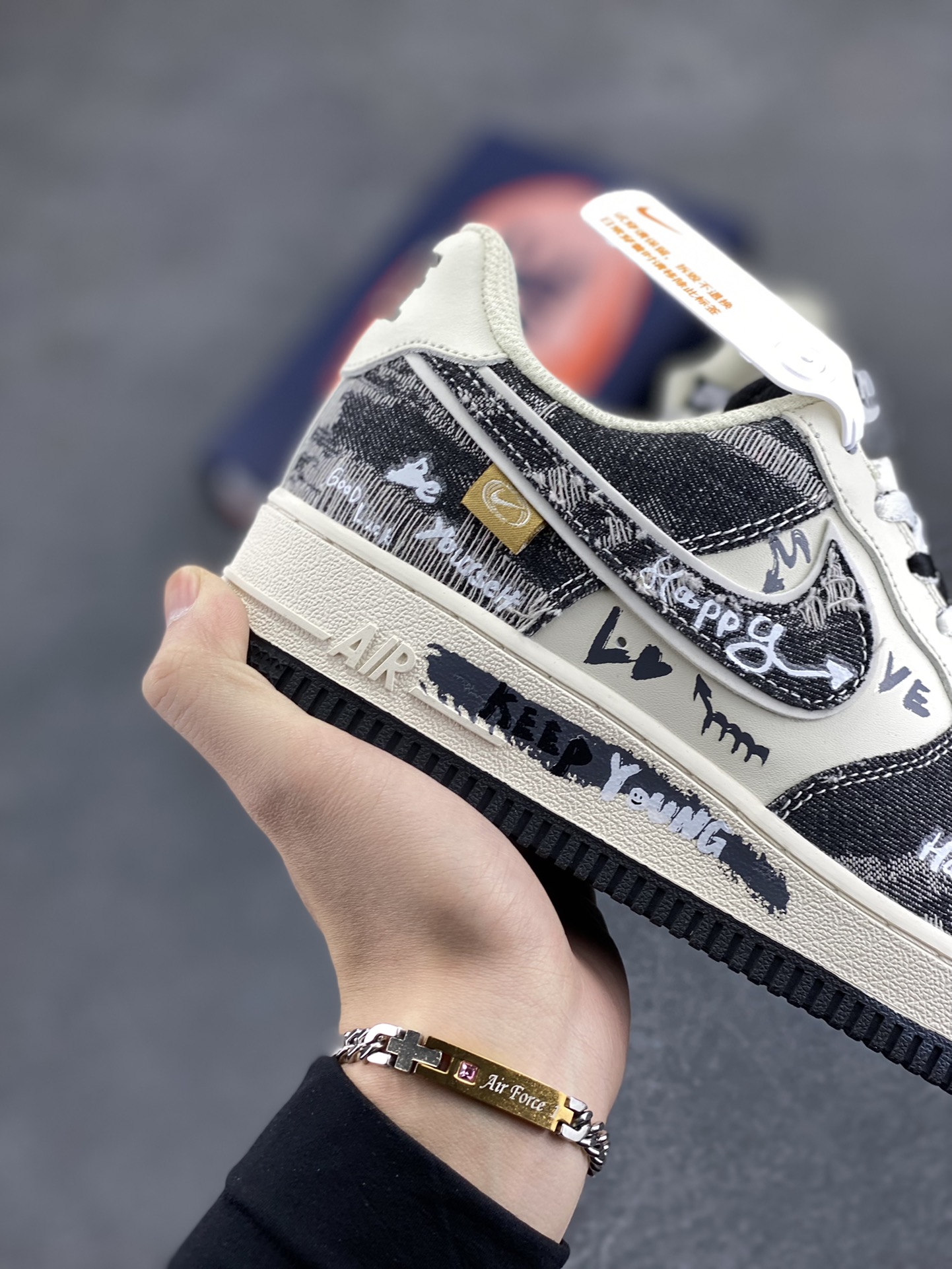 图片[6]-Nike Air Force 1 Low “Black Jeans” “涂鸦黑牛仔”空军一号低帮休闲运动板鞋  在城市的角落，有个充满创意与热情的街头涂鸦艺术家。他对牛仔布料情有独钟，尤其是那经典的黑色牛仔，在他眼中，每一条黑牛仔都是一块等待被赋予灵魂的画布，创作一系列涂鸦牛仔服饰  货号：FB0607-660  尺码：36 36.5 37.5 38 38.5 39 40 40.5 41 42 42.5 43 44 44.5 45-选品中心