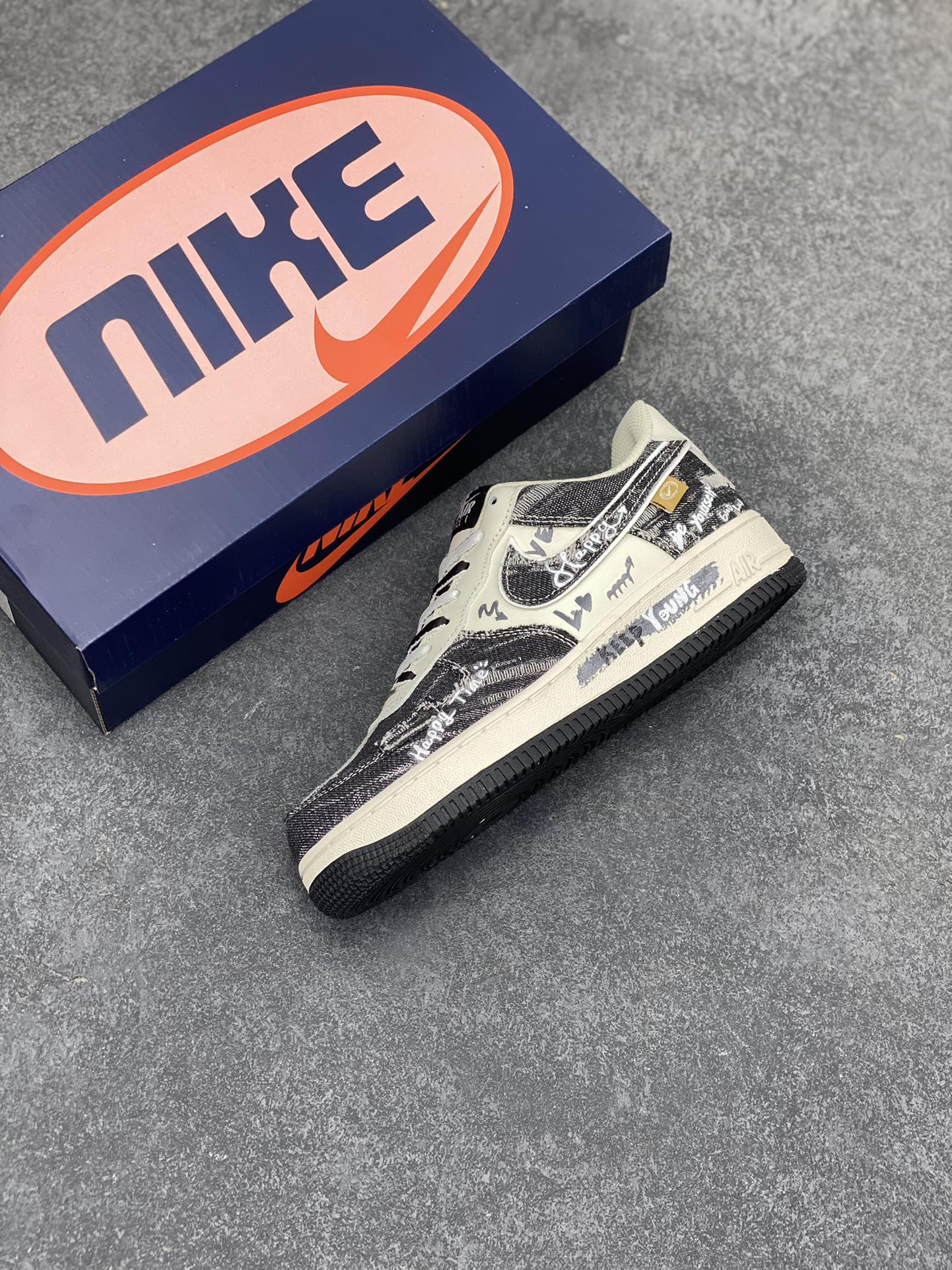 图片[7]-Nike Air Force 1 Low “Black Jeans” “涂鸦黑牛仔”空军一号低帮休闲运动板鞋  在城市的角落，有个充满创意与热情的街头涂鸦艺术家。他对牛仔布料情有独钟，尤其是那经典的黑色牛仔，在他眼中，每一条黑牛仔都是一块等待被赋予灵魂的画布，创作一系列涂鸦牛仔服饰  货号：FB0607-660  尺码：36 36.5 37.5 38 38.5 39 40 40.5 41 42 42.5 43 44 44.5 45-选品中心