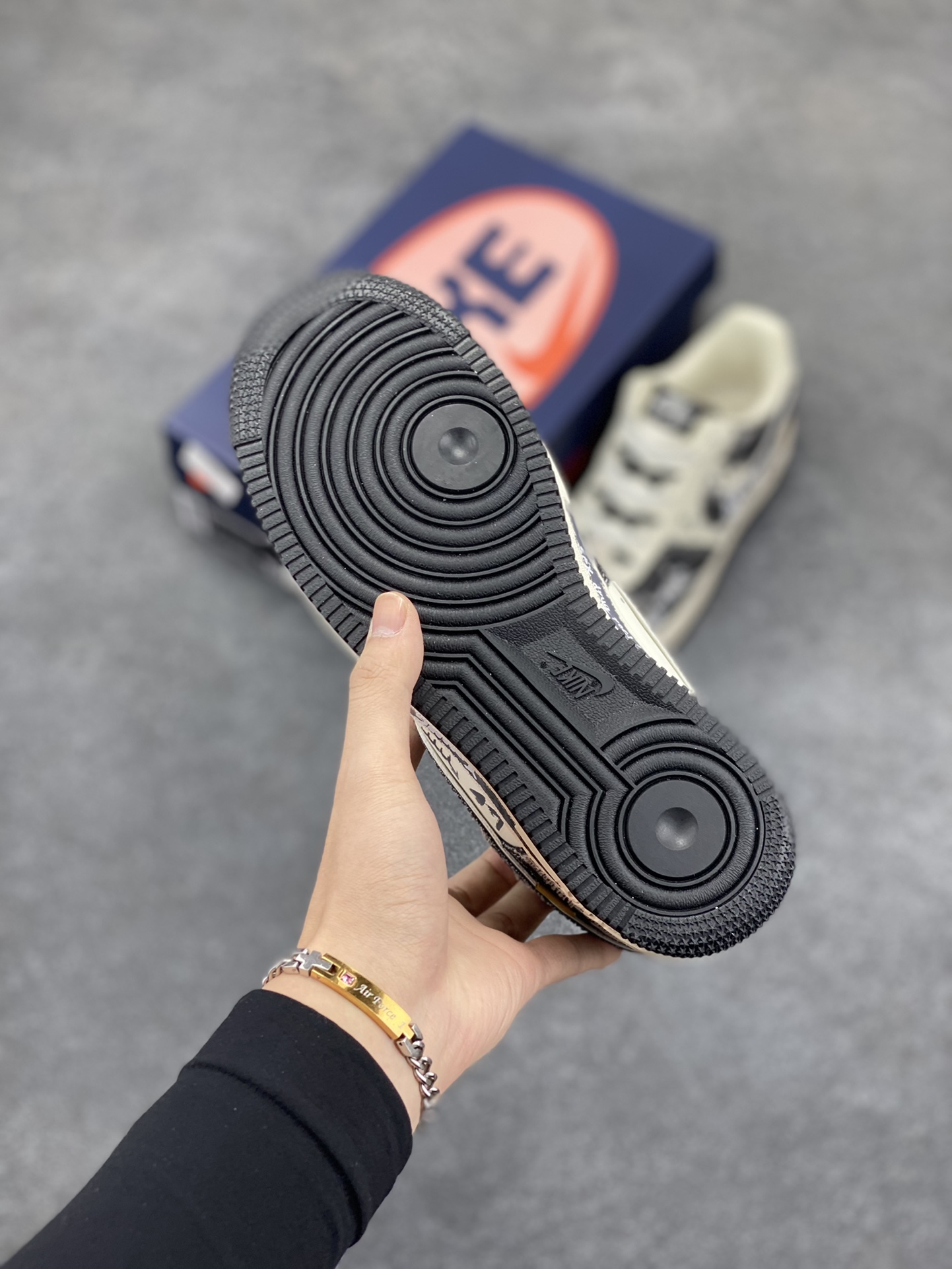 图片[5]-Nike Air Force 1 Low “Black Jeans” “涂鸦黑牛仔”空军一号低帮休闲运动板鞋  在城市的角落，有个充满创意与热情的街头涂鸦艺术家。他对牛仔布料情有独钟，尤其是那经典的黑色牛仔，在他眼中，每一条黑牛仔都是一块等待被赋予灵魂的画布，创作一系列涂鸦牛仔服饰  货号：FB0607-660  尺码：36 36.5 37.5 38 38.5 39 40 40.5 41 42 42.5 43 44 44.5 45-选品中心