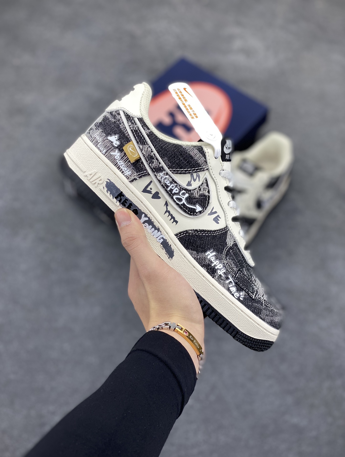 Nike Air Force 1 Low “Black Jeans” “涂鸦黑牛仔”空军一号低帮休闲运动板鞋  在城市的角落，有个充满创意与热情的街头涂鸦艺术家。他对牛仔布料情有独钟，尤其是那经典的黑色牛仔，在他眼中，每一条黑牛仔都是一块等待被赋予灵魂的画布，创作一系列涂鸦牛仔服饰  货号：FB0607-660  尺码：36 36.5 37.5 38 38.5 39 40 40.5 41 42 42.5 43 44 44.5 45-选品中心