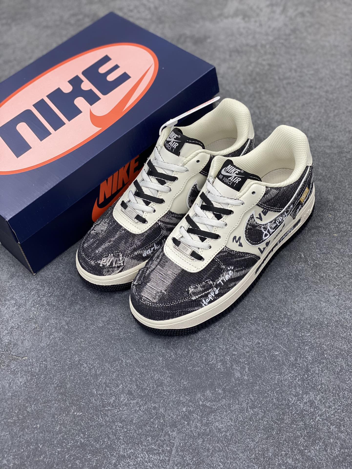 图片[8]-Nike Air Force 1 Low “Black Jeans” “涂鸦黑牛仔”空军一号低帮休闲运动板鞋  在城市的角落，有个充满创意与热情的街头涂鸦艺术家。他对牛仔布料情有独钟，尤其是那经典的黑色牛仔，在他眼中，每一条黑牛仔都是一块等待被赋予灵魂的画布，创作一系列涂鸦牛仔服饰  货号：FB0607-660  尺码：36 36.5 37.5 38 38.5 39 40 40.5 41 42 42.5 43 44 44.5 45-选品中心