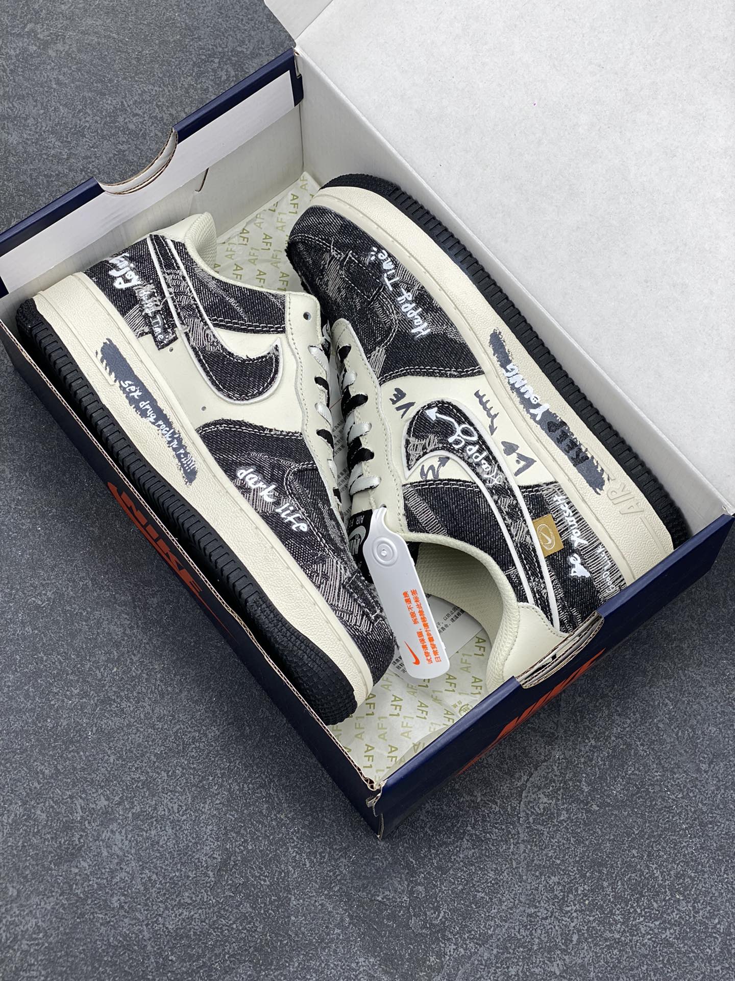 图片[9]-Nike Air Force 1 Low “Black Jeans” “涂鸦黑牛仔”空军一号低帮休闲运动板鞋  在城市的角落，有个充满创意与热情的街头涂鸦艺术家。他对牛仔布料情有独钟，尤其是那经典的黑色牛仔，在他眼中，每一条黑牛仔都是一块等待被赋予灵魂的画布，创作一系列涂鸦牛仔服饰  货号：FB0607-660  尺码：36 36.5 37.5 38 38.5 39 40 40.5 41 42 42.5 43 44 44.5 45-选品中心